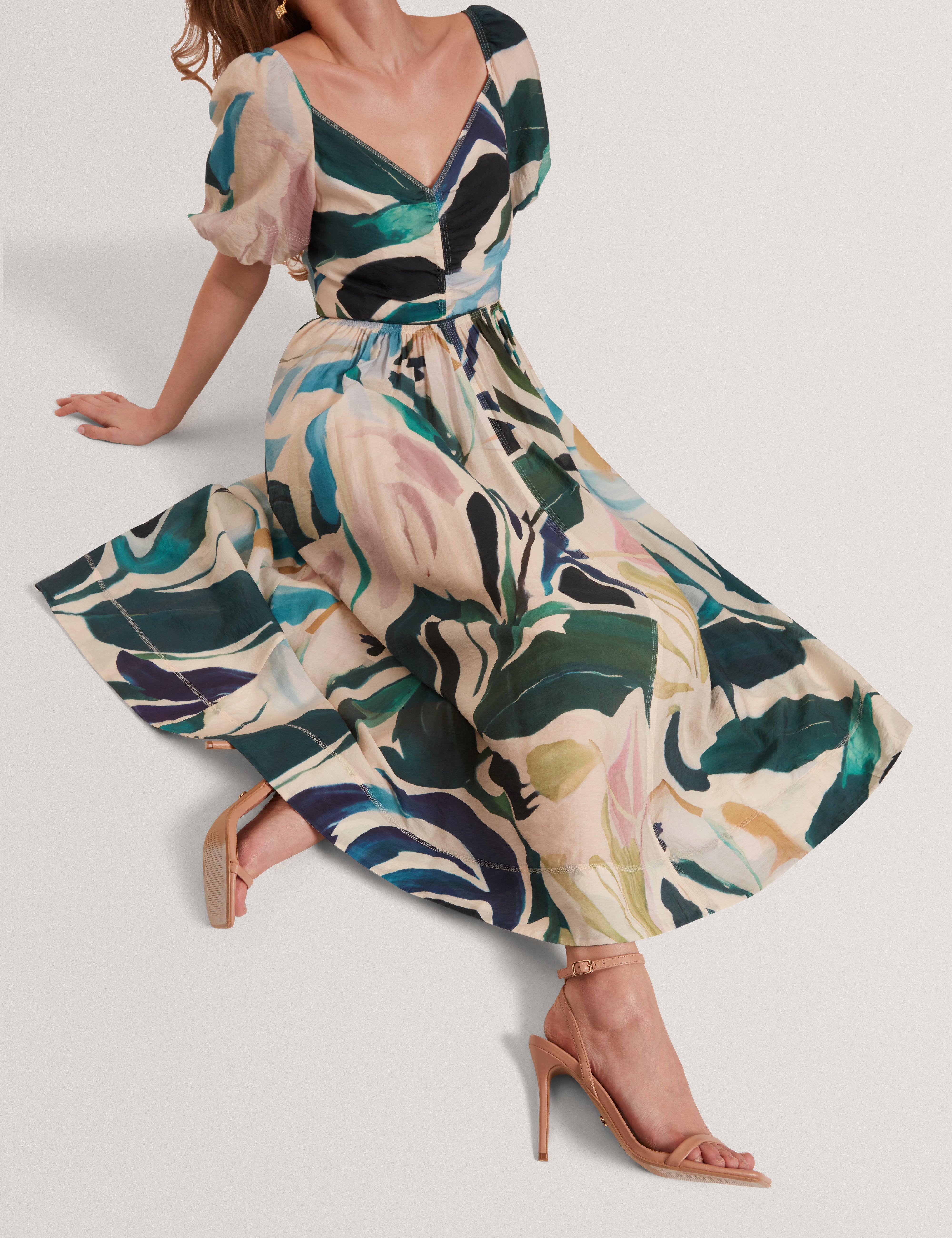 فستان مويلا ميدي بأكمام منفوخة وتفاصيل مجعدة، لون وردي فاتح