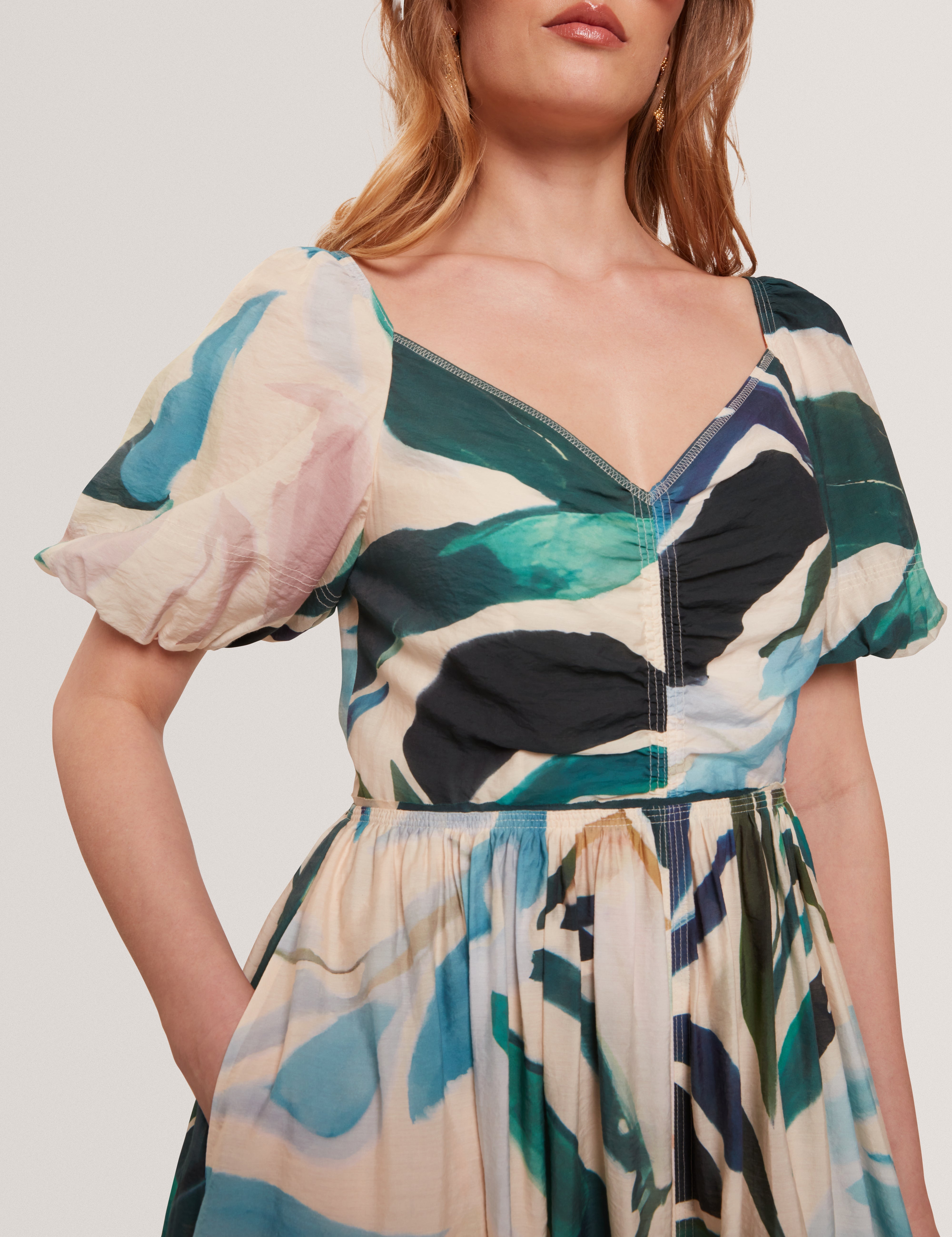 فستان مويلا ميدي بأكمام منفوخة وتفاصيل مجعدة، لون وردي فاتح