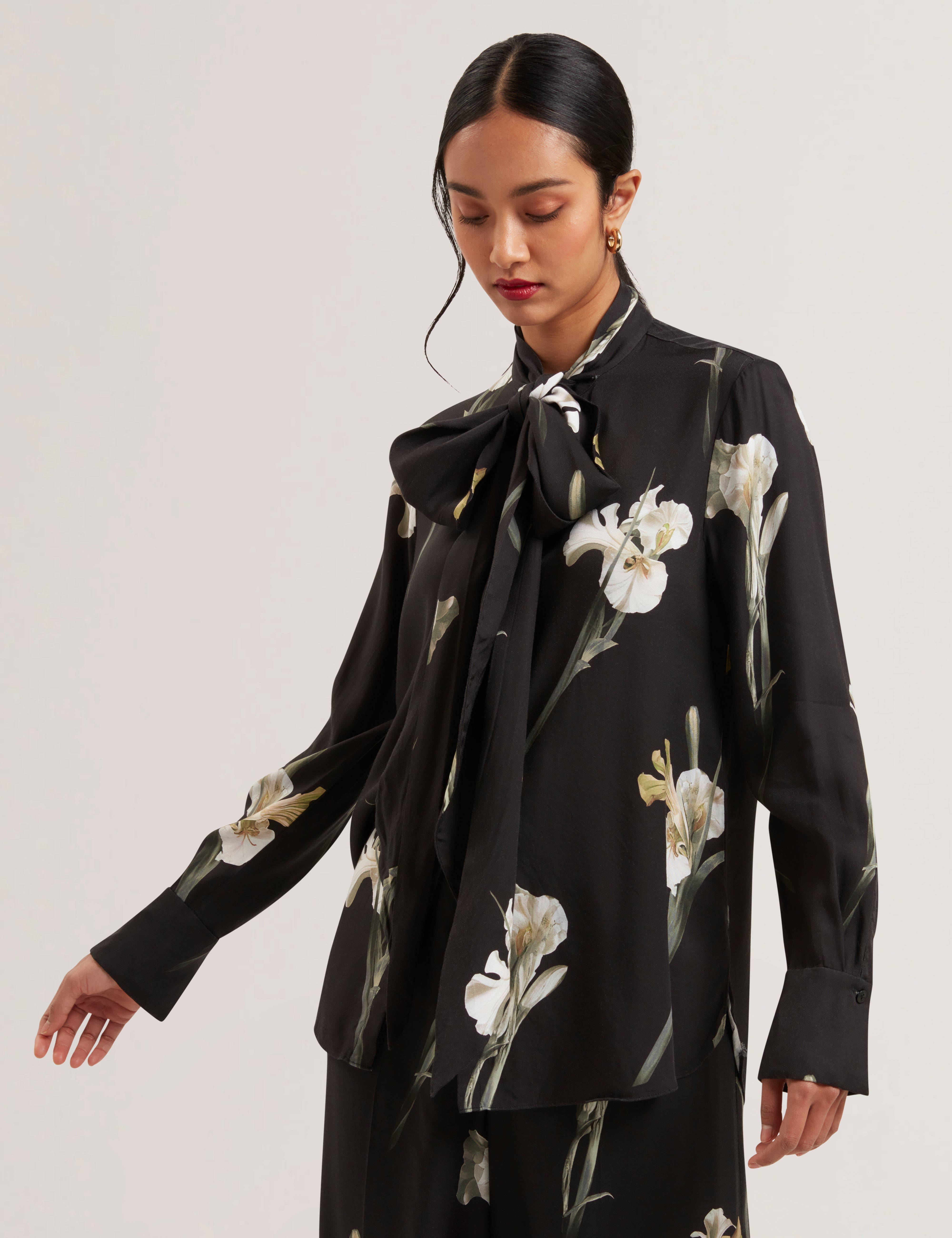 زاكيير بلوزة سوداء بأكمام طويلة