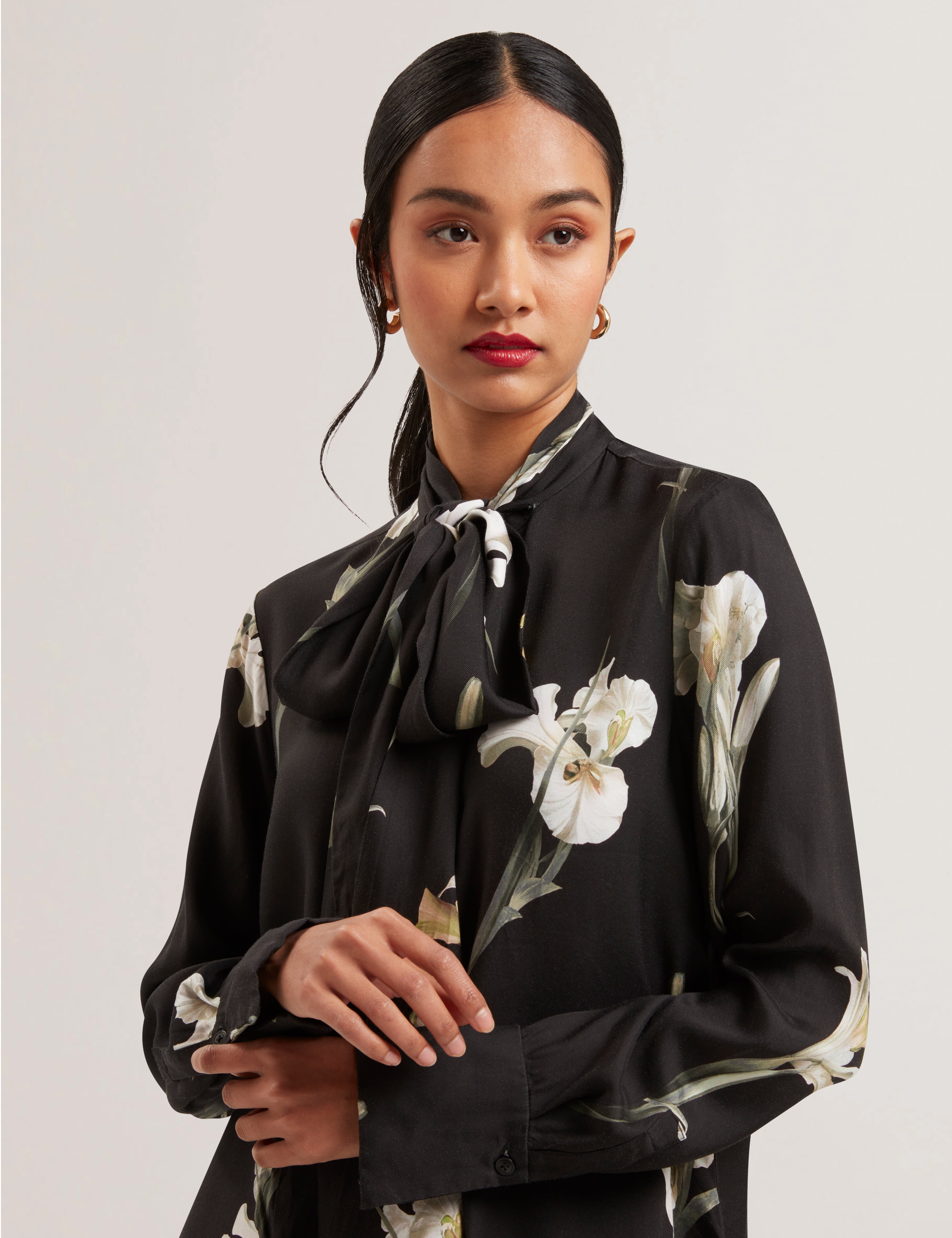 زاكيير بلوزة سوداء بأكمام طويلة