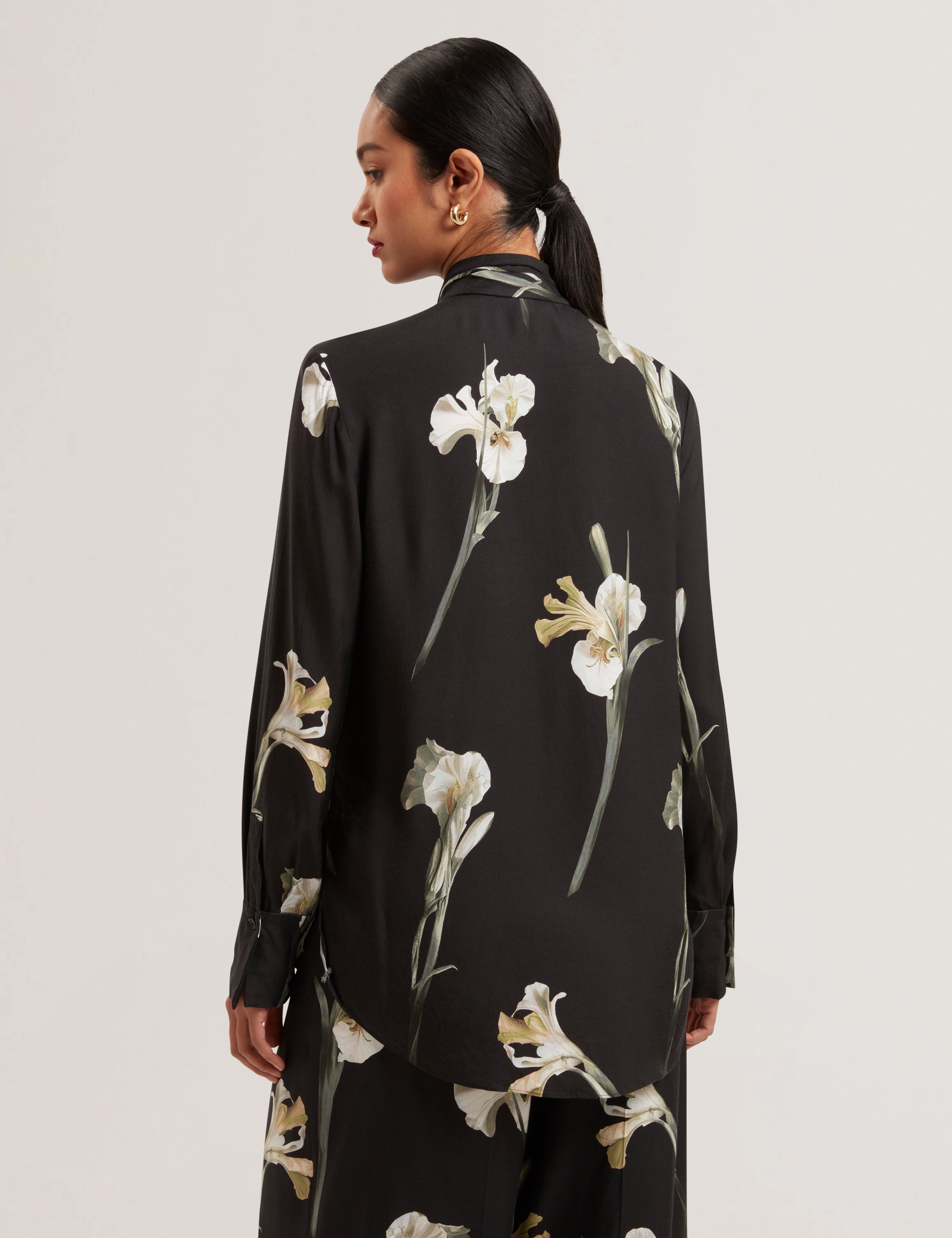 زاكيير بلوزة سوداء بأكمام طويلة