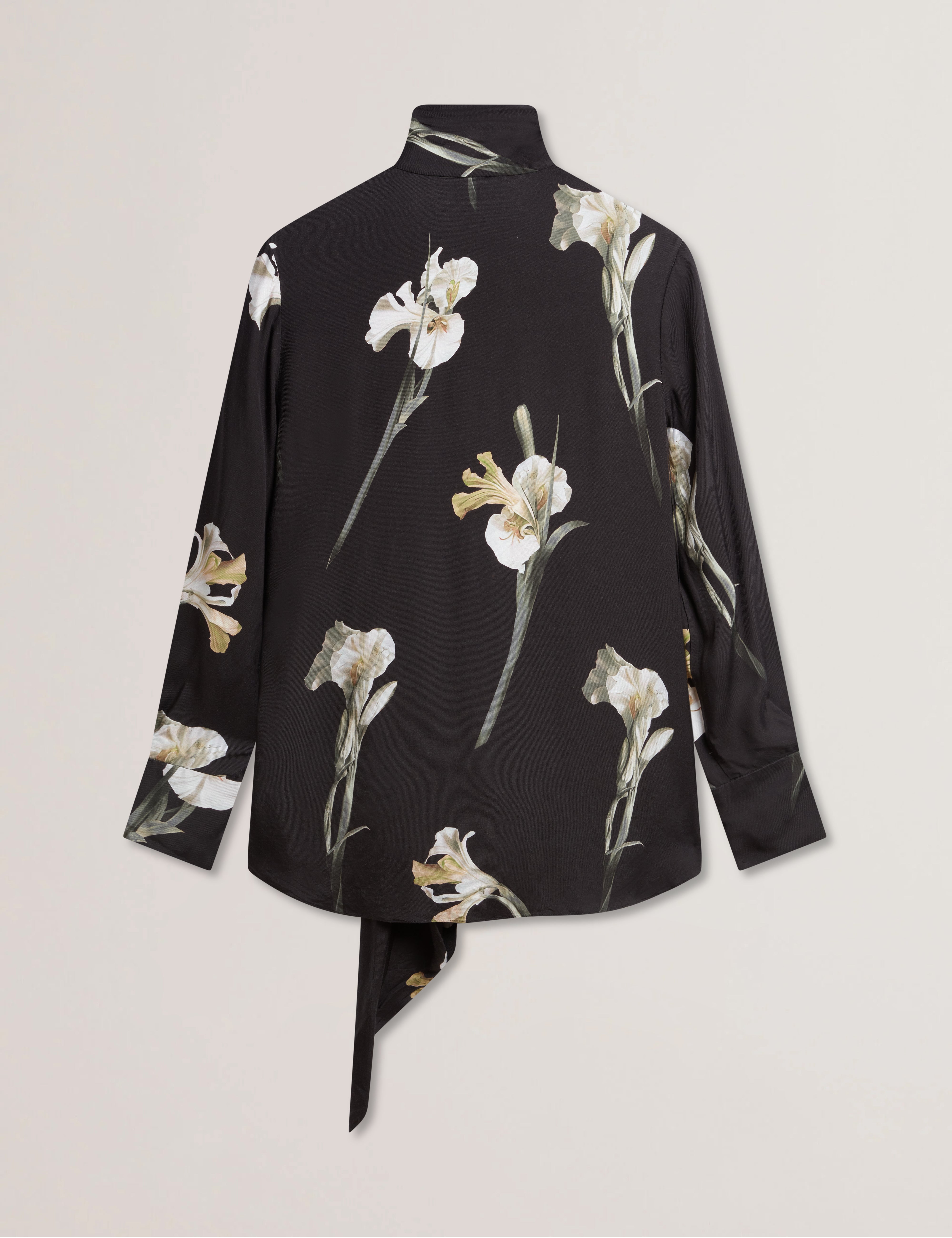 زاكيير بلوزة سوداء بأكمام طويلة