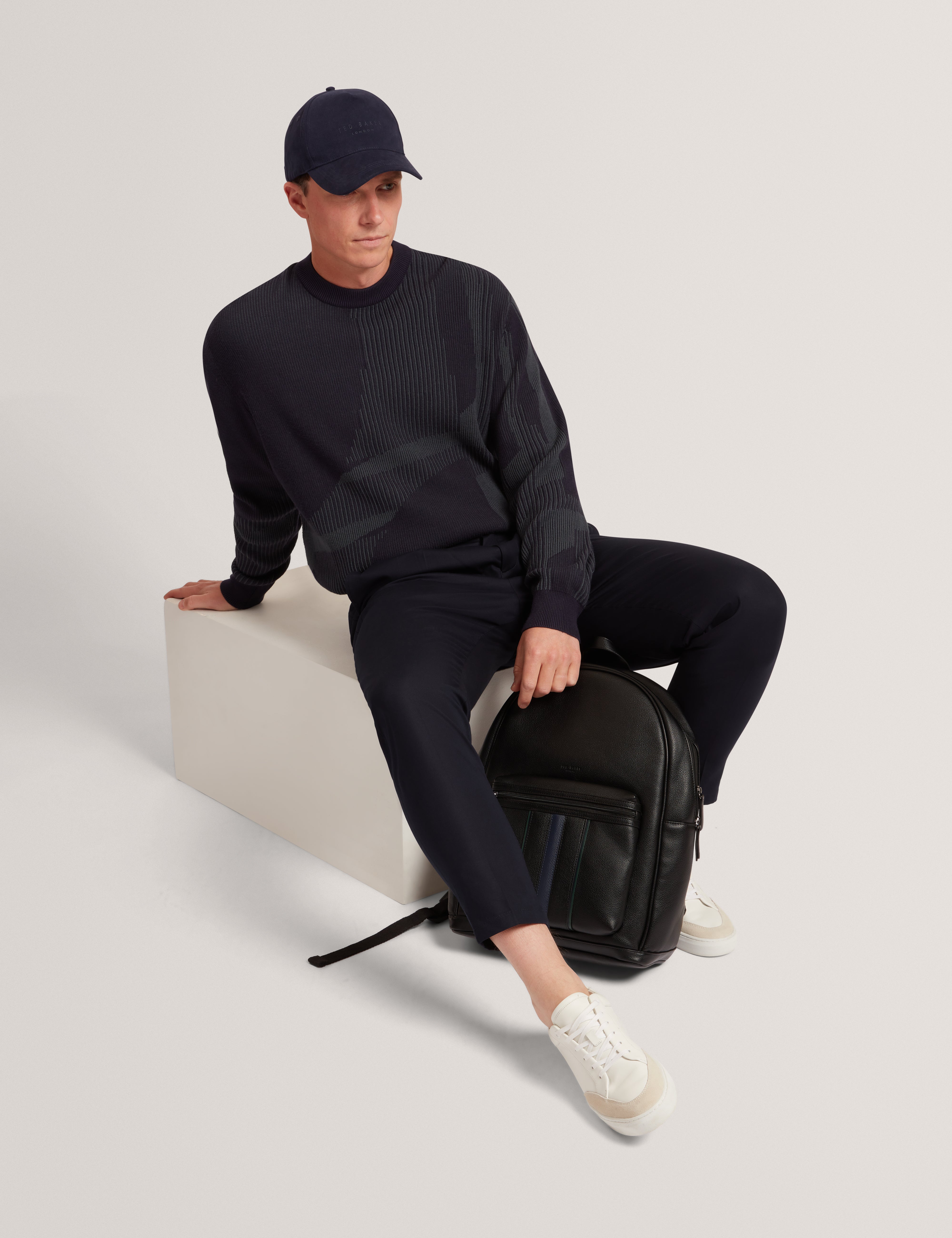 ويلان سترة برقبة دائرية لون كحلي