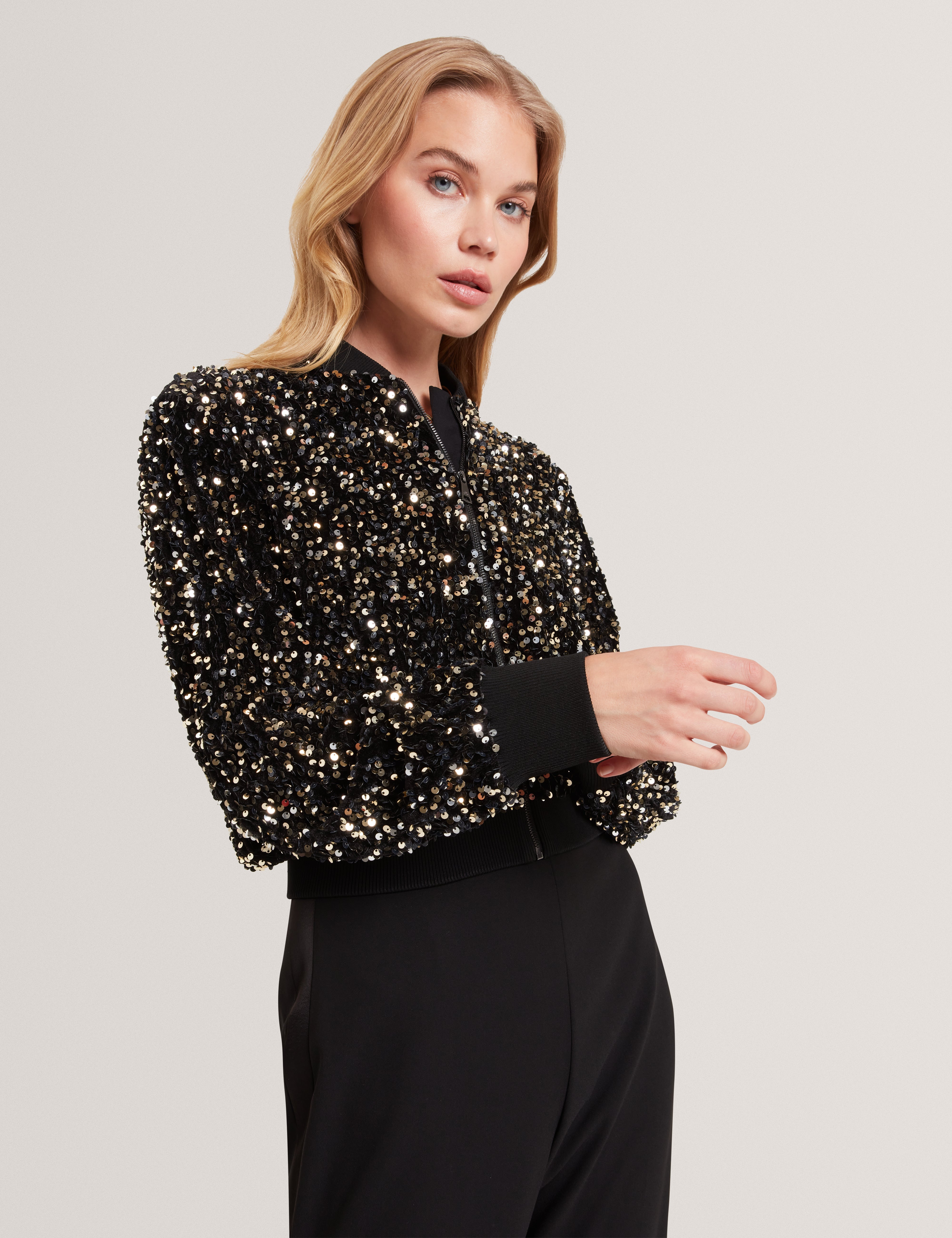 جاكيت شيي بومبر أسود مزين بالترتر