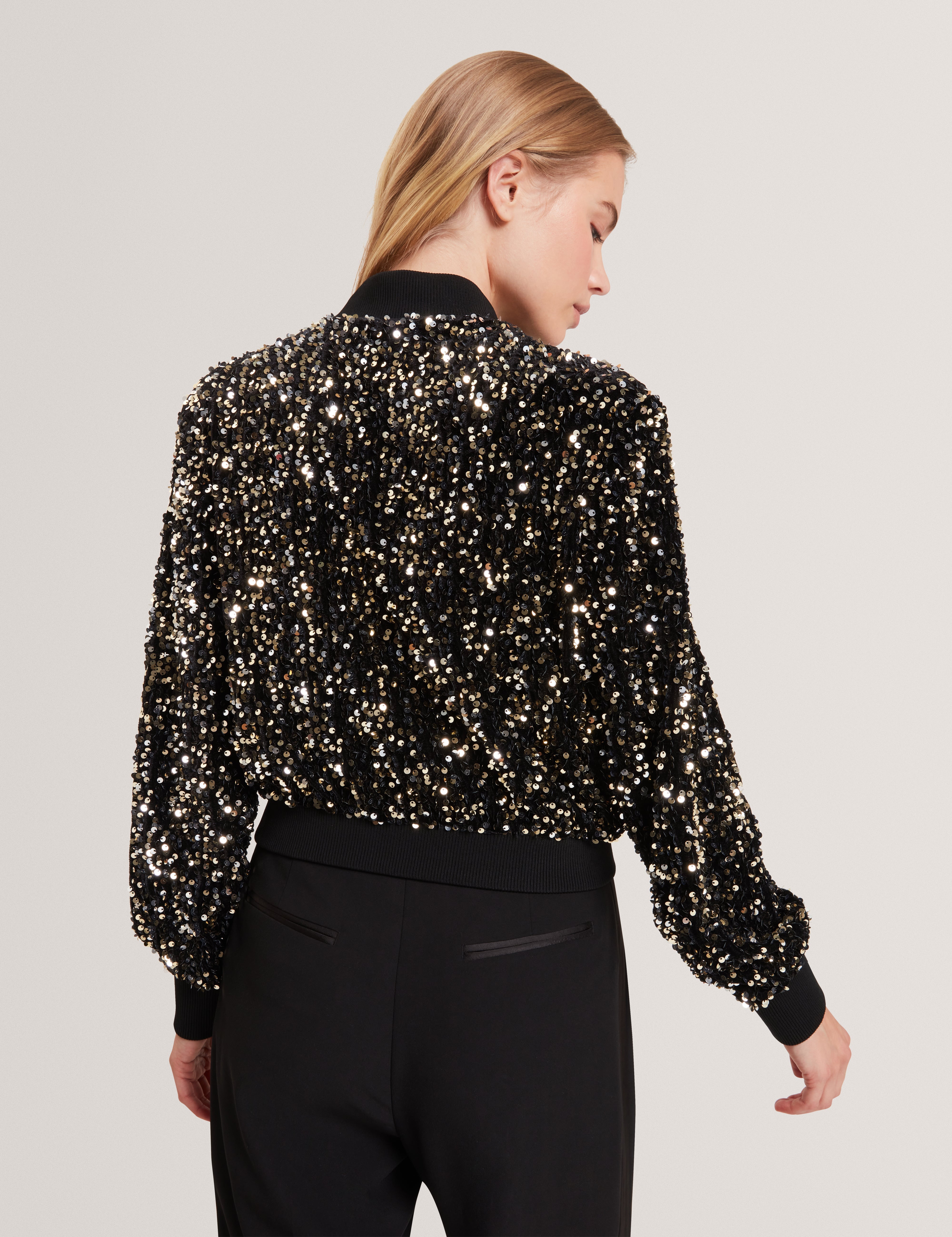 جاكيت شيي بومبر أسود مزين بالترتر