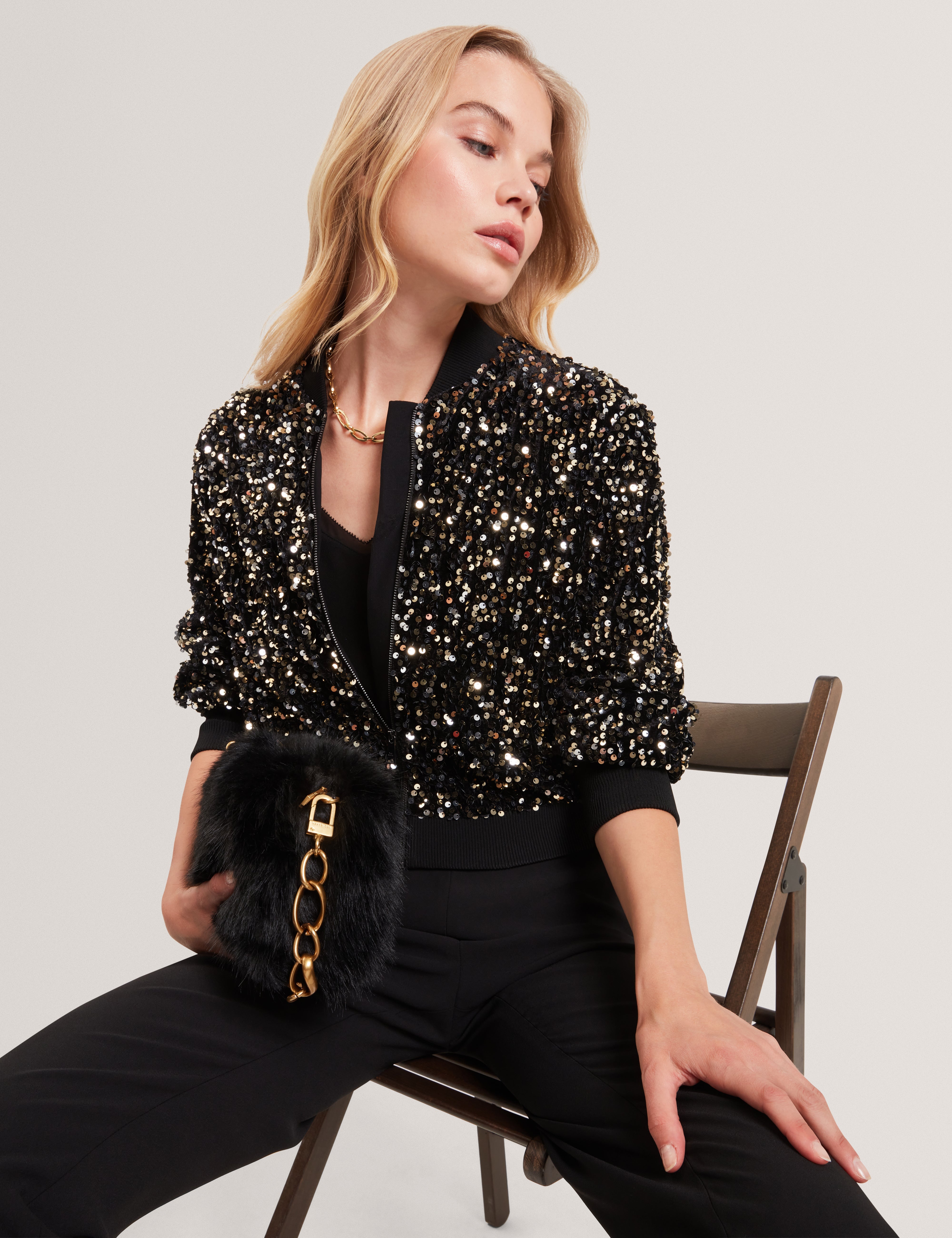 جاكيت شيي بومبر أسود مزين بالترتر