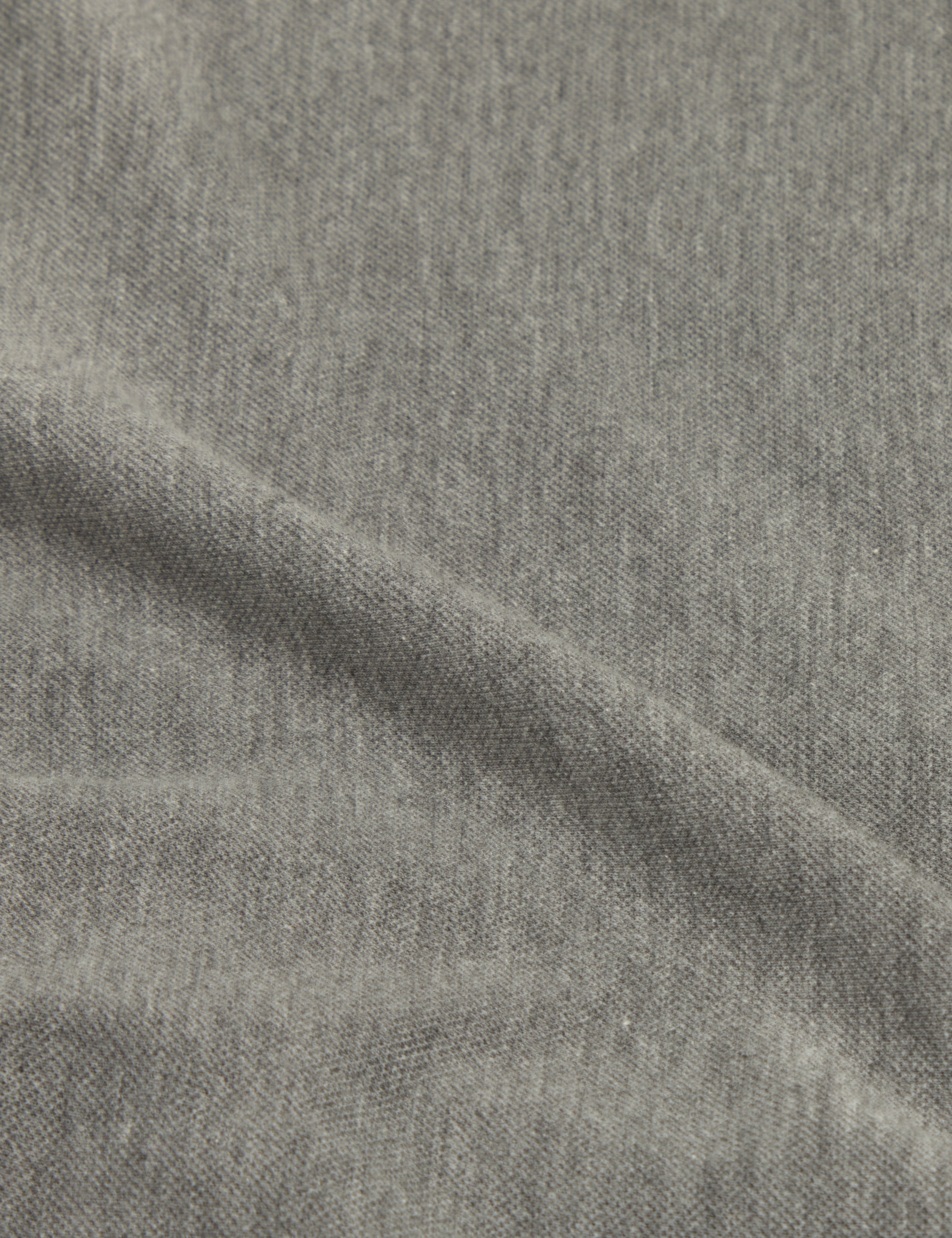 قميص بولو رمادي متوسط ​​الطول بشعار Woan وحواف قرص العسل