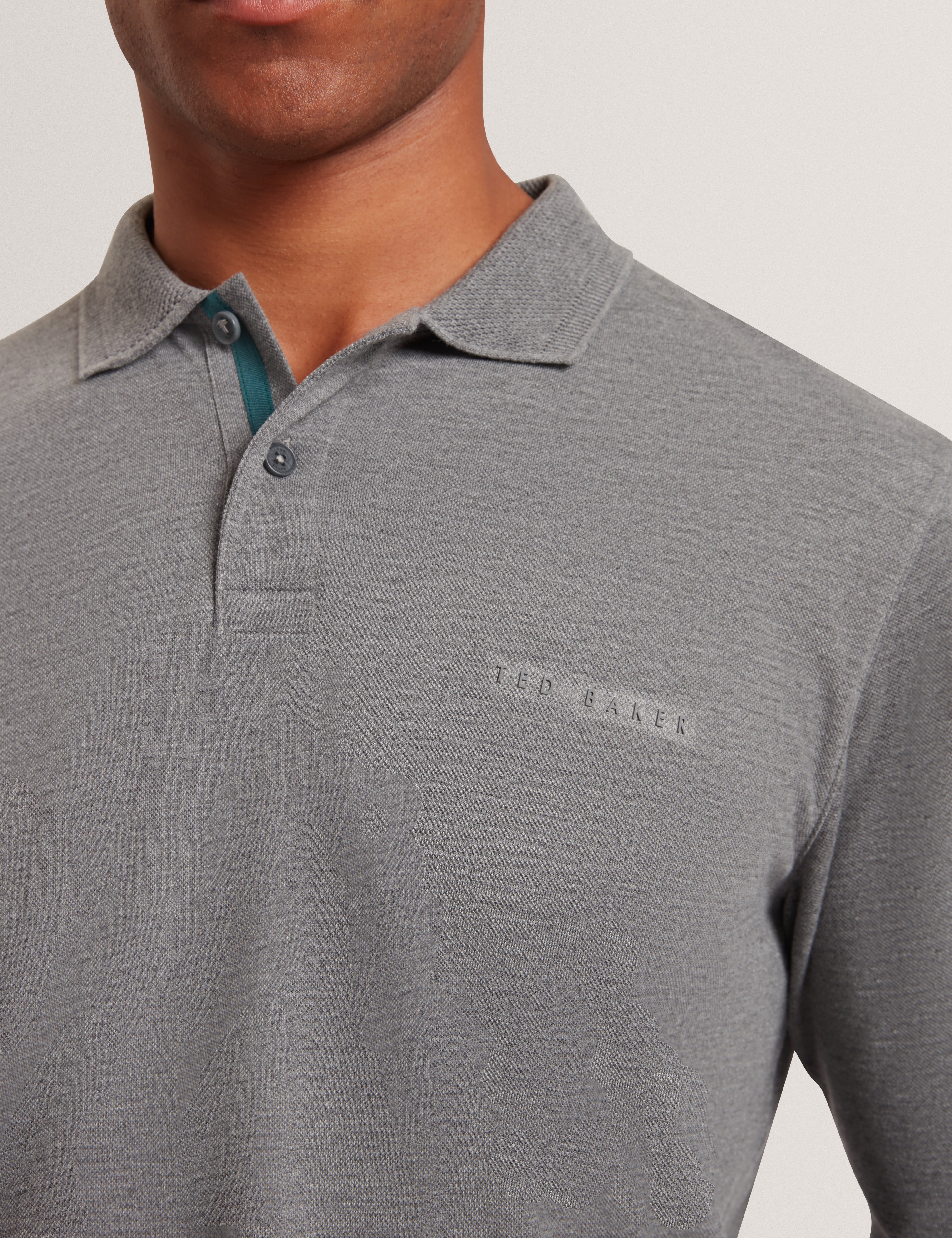 قميص بولو رمادي متوسط ​​الطول بشعار Woan وحواف قرص العسل