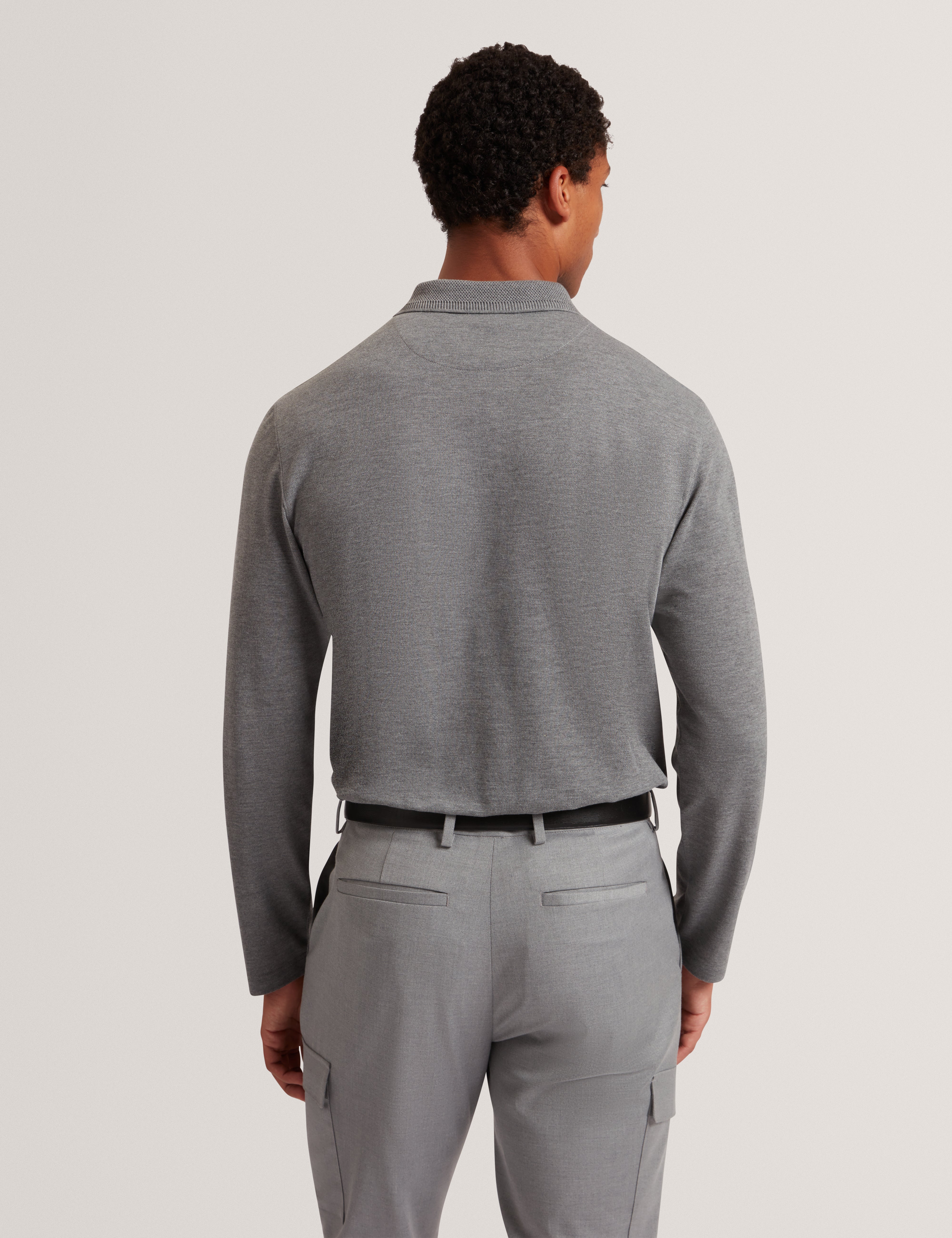 قميص بولو رمادي متوسط ​​الطول بشعار Woan وحواف قرص العسل