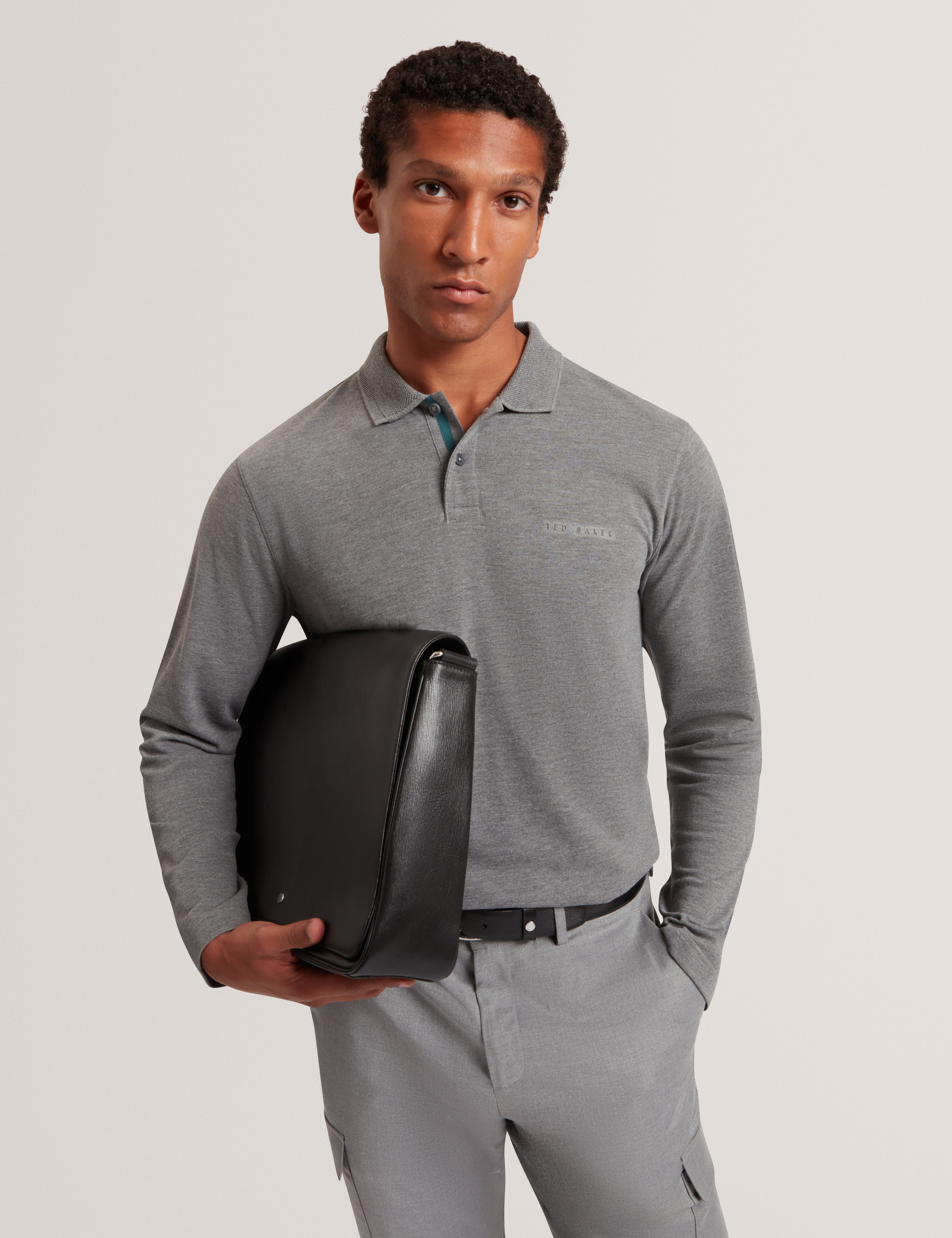 قميص بولو رمادي متوسط ​​الطول بشعار Woan وحواف قرص العسل