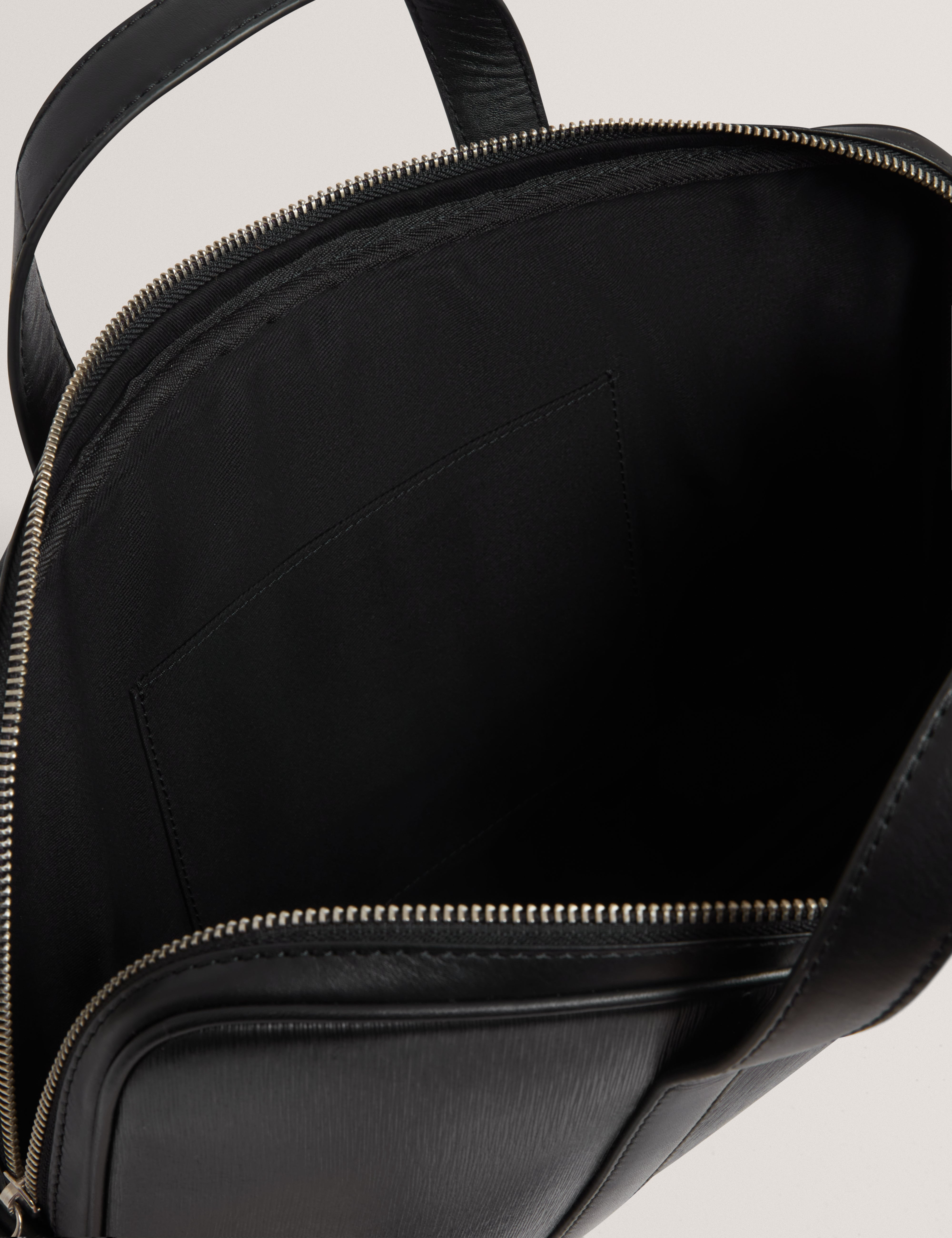 بايلون بارك حقيبة لابتوب من الجلد باللون الأسود