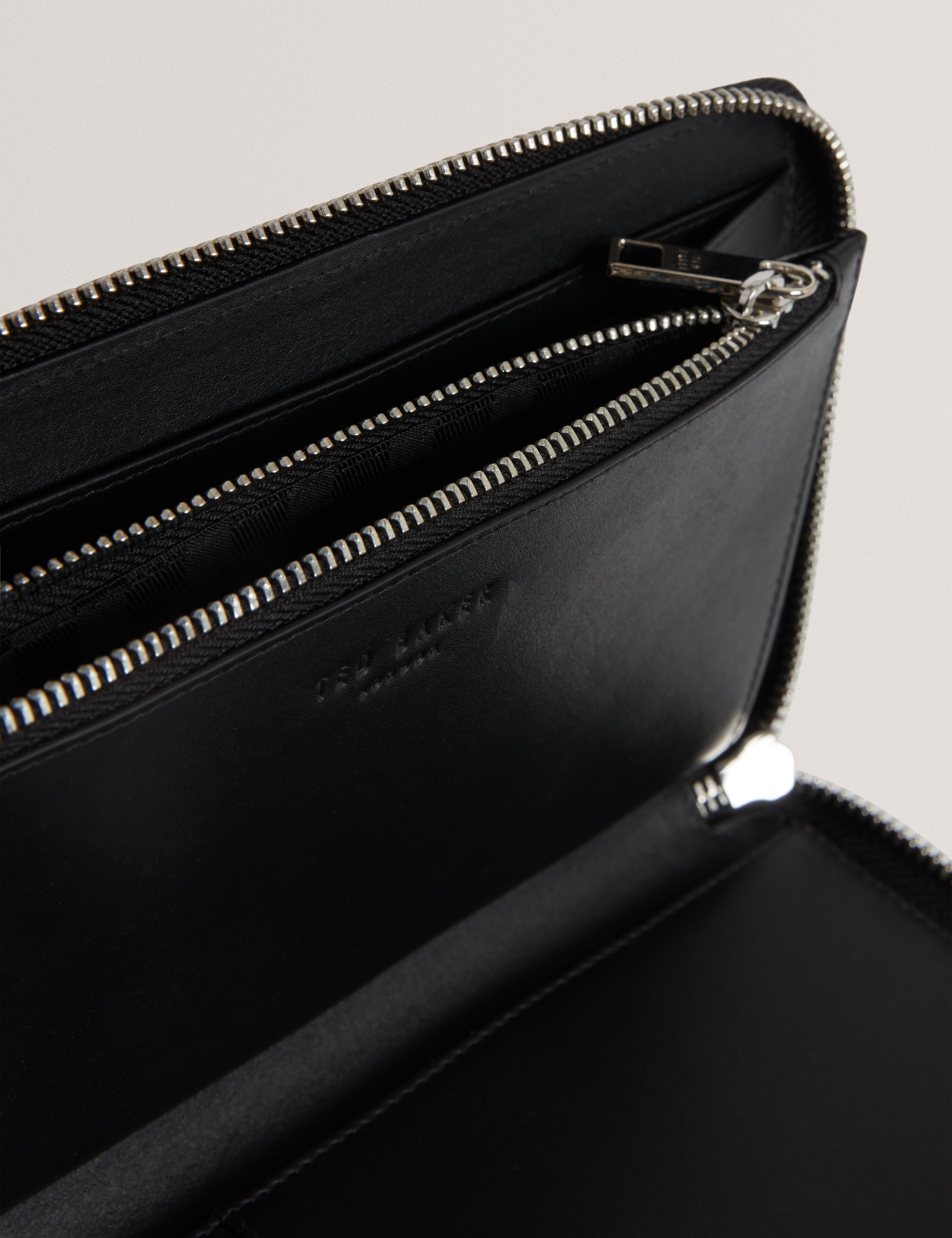 بالفين محفظة من الجلد باللون الأسود