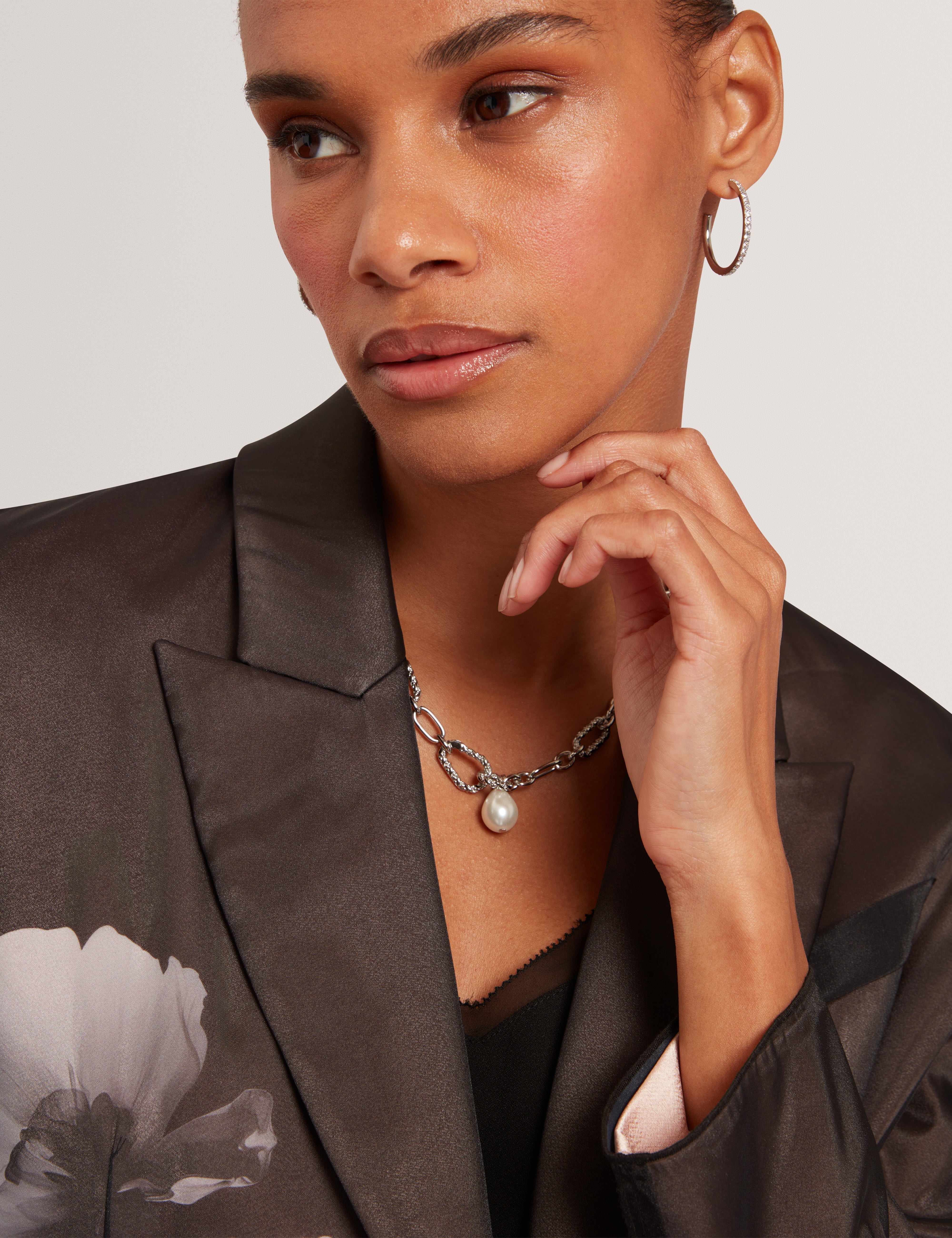 جاكيت نوبيا مطبوع من الأورجانزا باللون الأسود