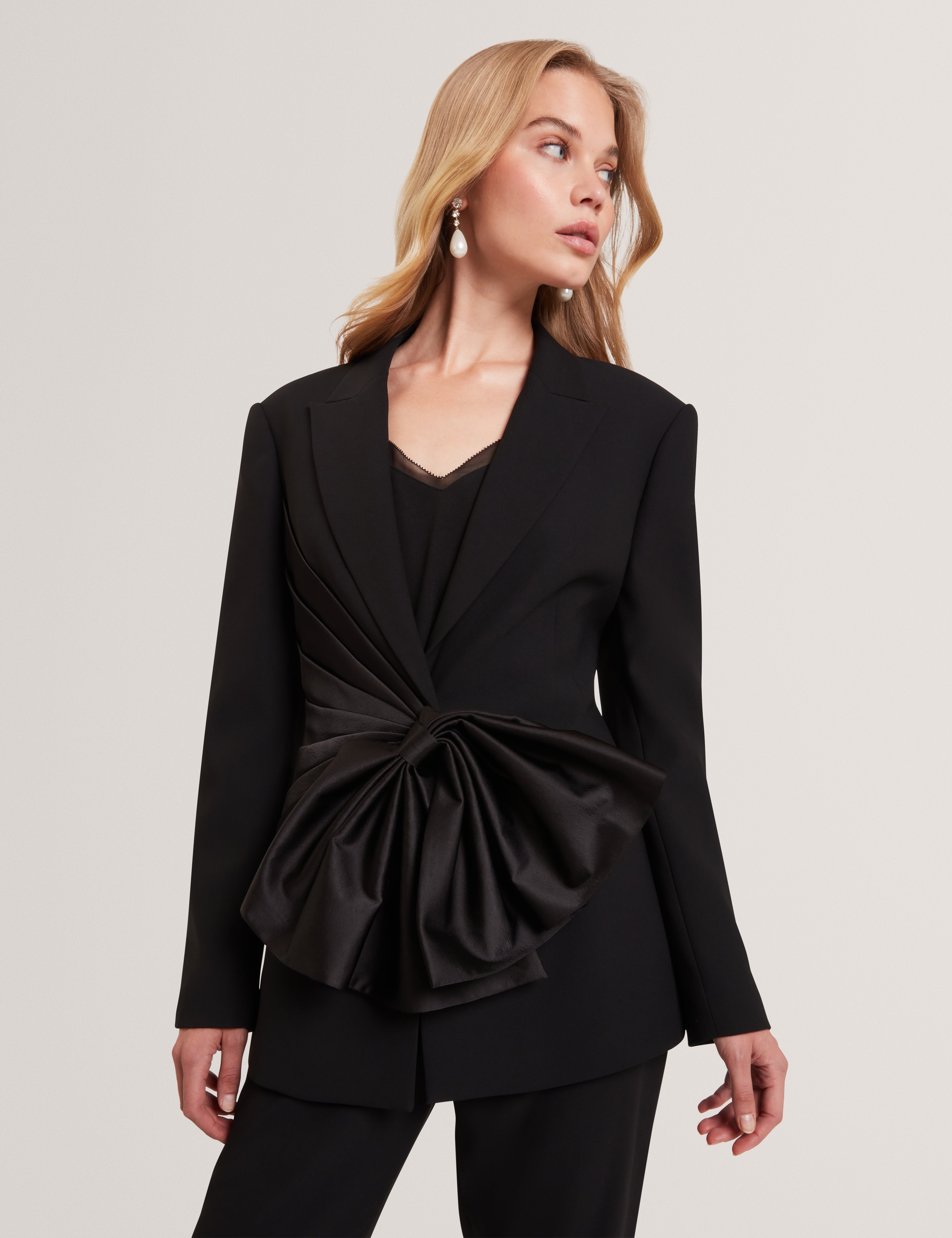 زيني بليزر سوداء مع عقدة ساتان