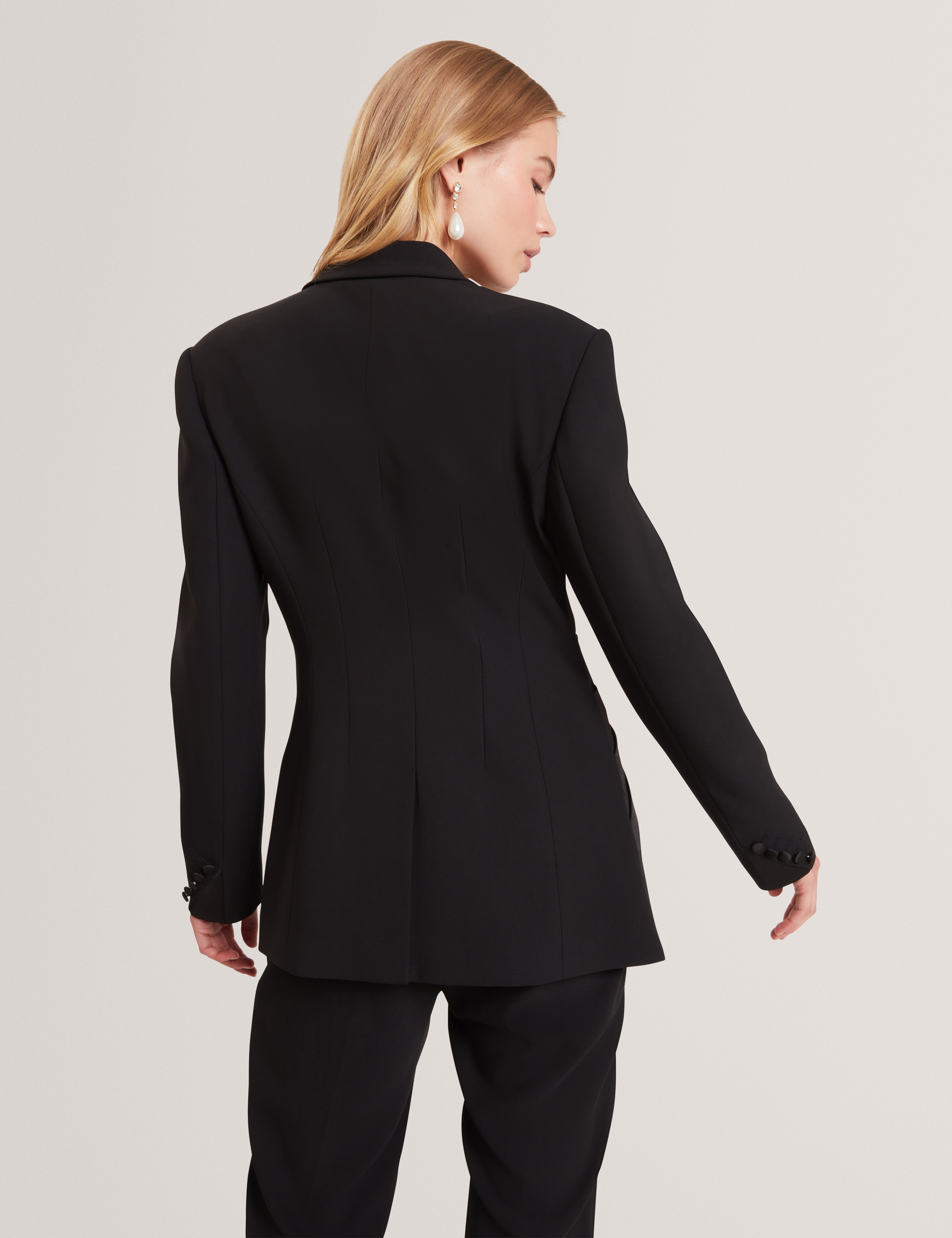 زيني بليزر سوداء مع عقدة ساتان