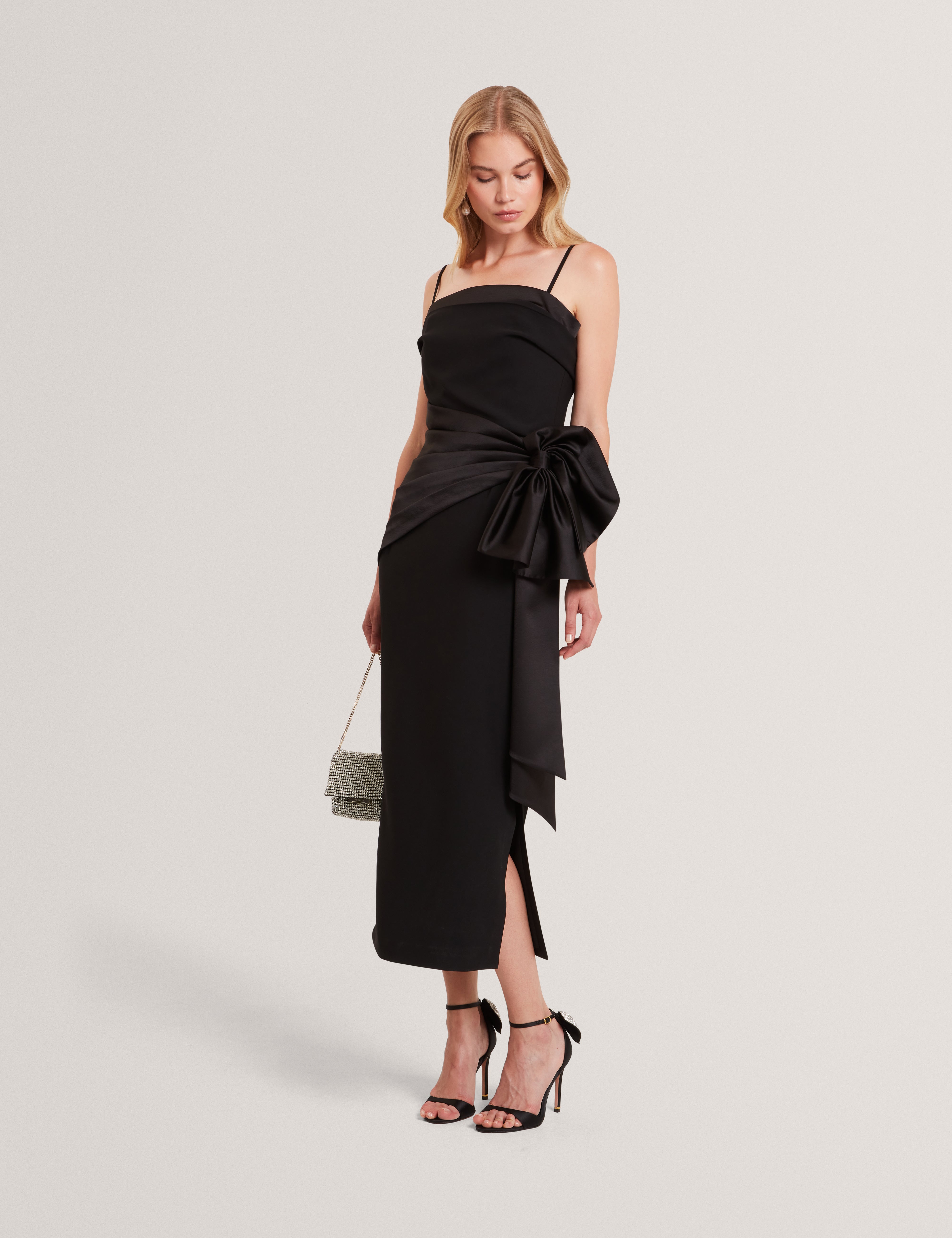 زينيد فستان أسود بدون أكمام مع فيونكا من الساتان 