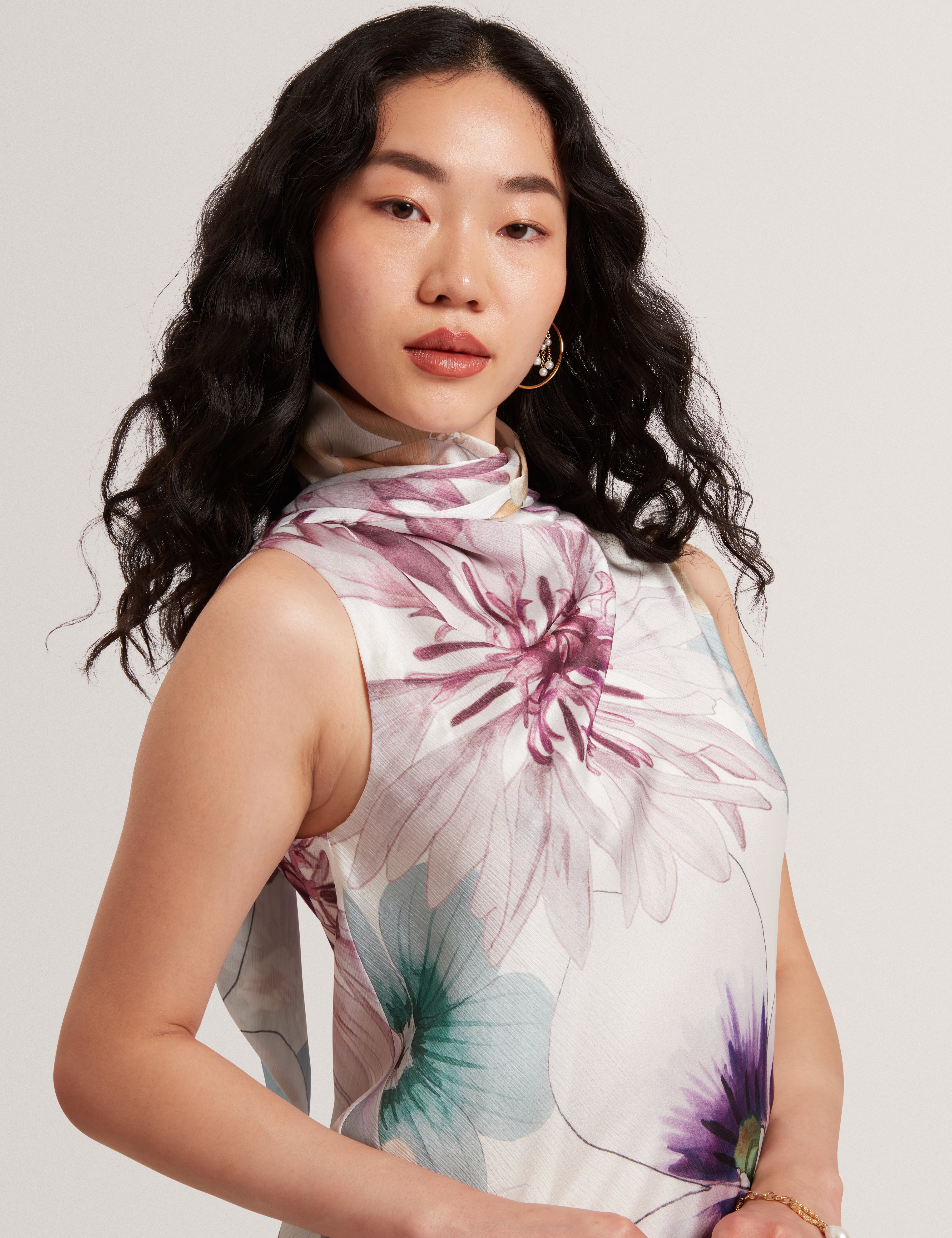 فستان متوسط ​​الطول بطبعة هاربور وربطة عنق باللون الأبيض