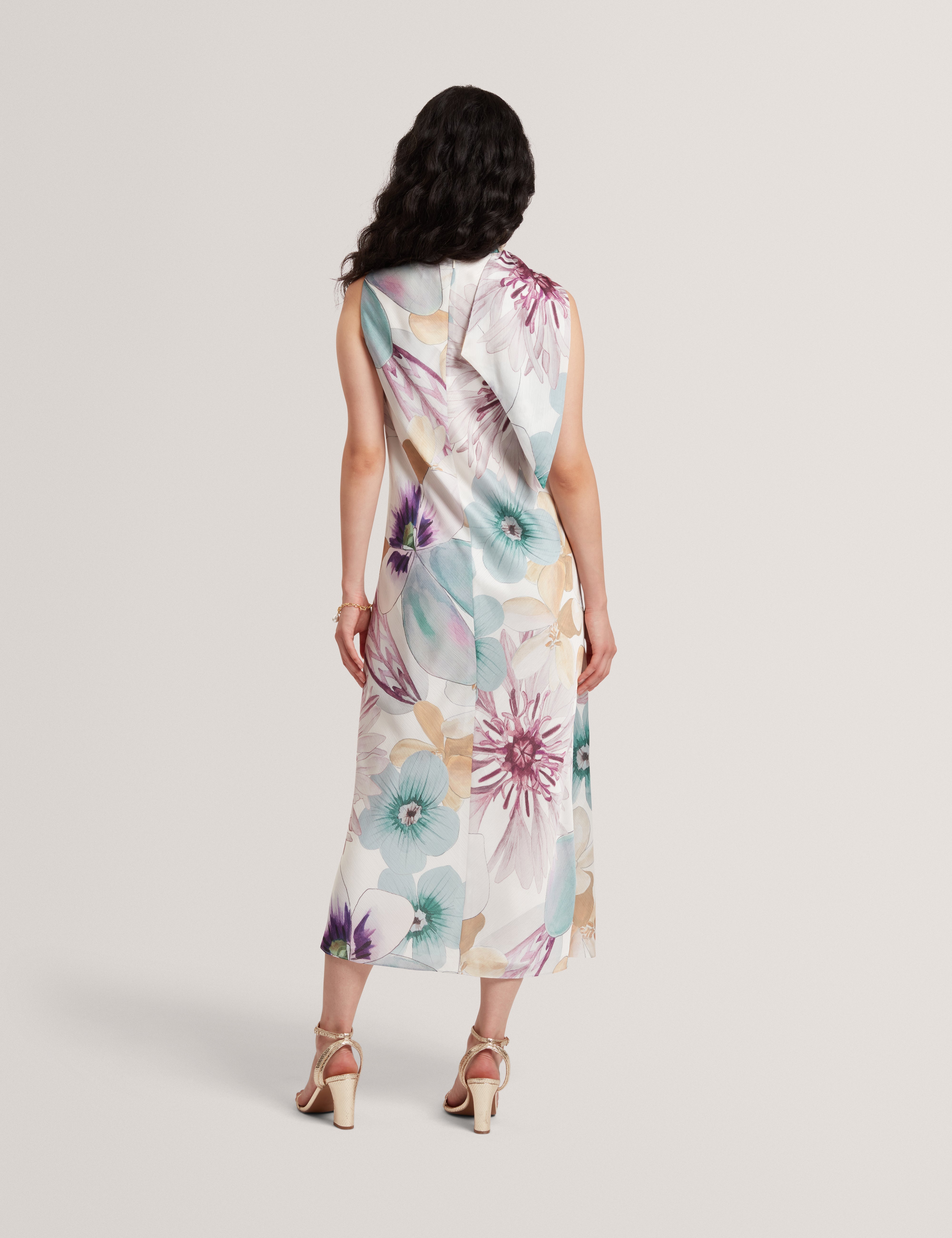 فستان متوسط ​​الطول بطبعة هاربور وربطة عنق باللون الأبيض