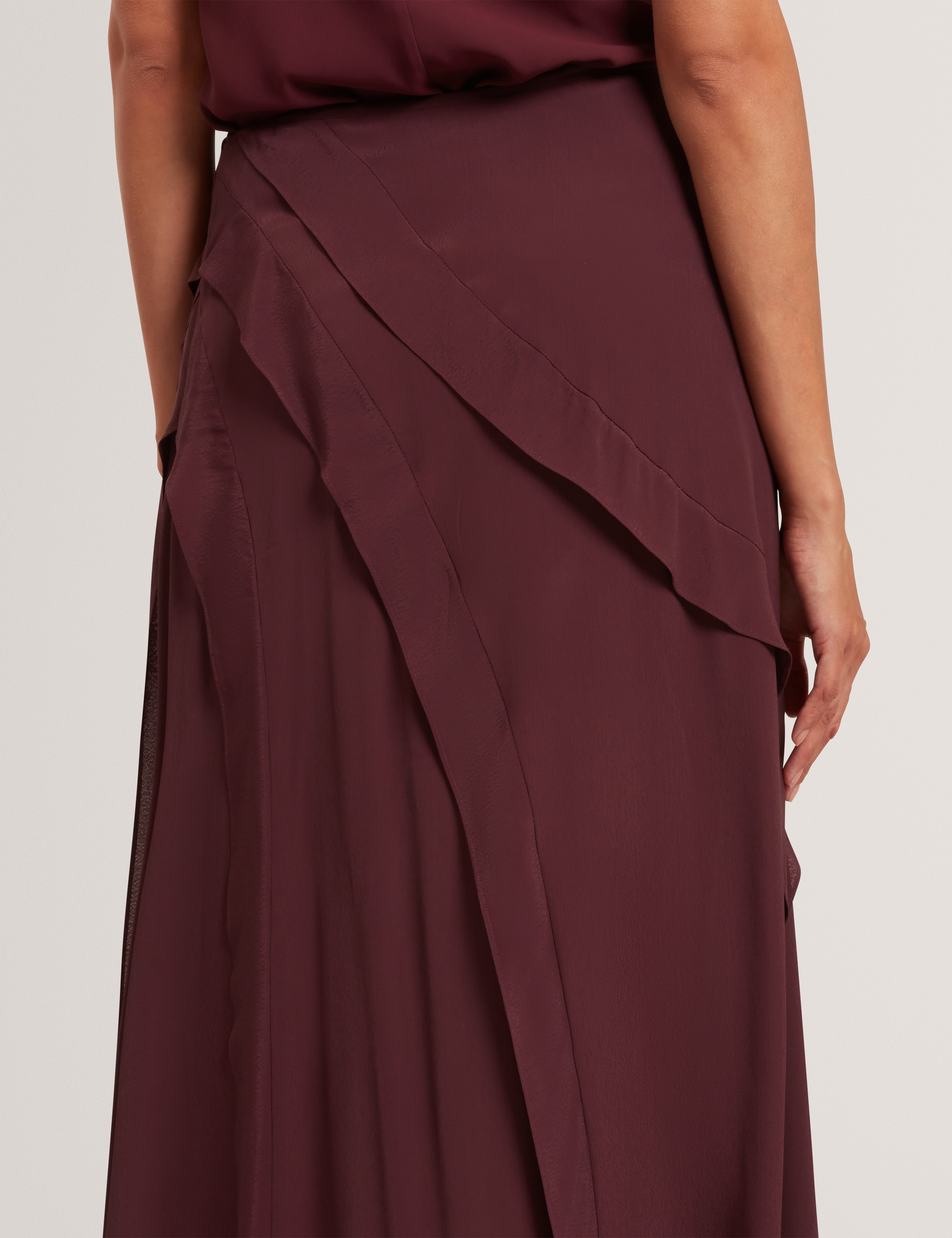 تيلدا تنورة ماكسي باللون الأحمر الداكن