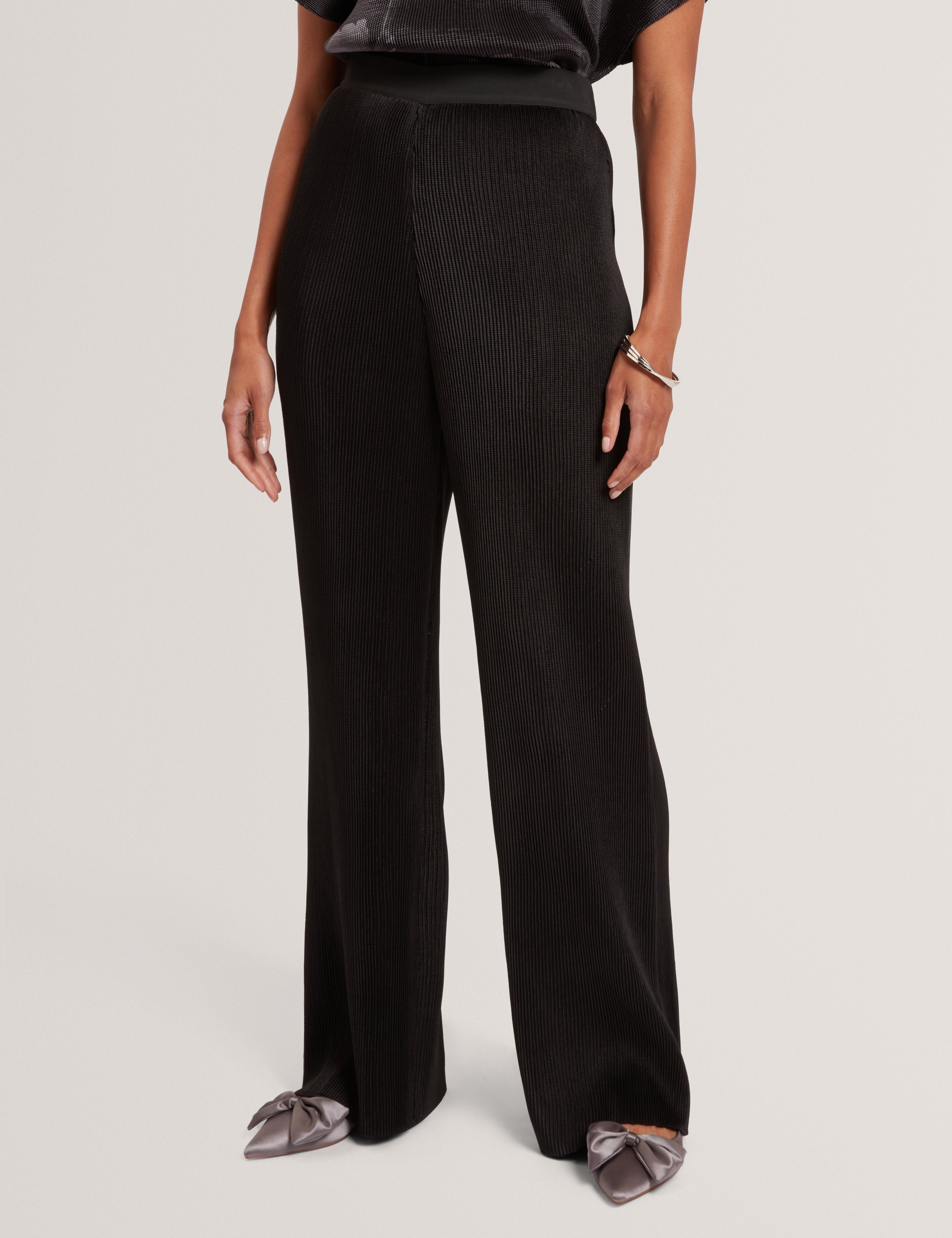 ناريلا بنطلون أسود بقصة ساق واسعة