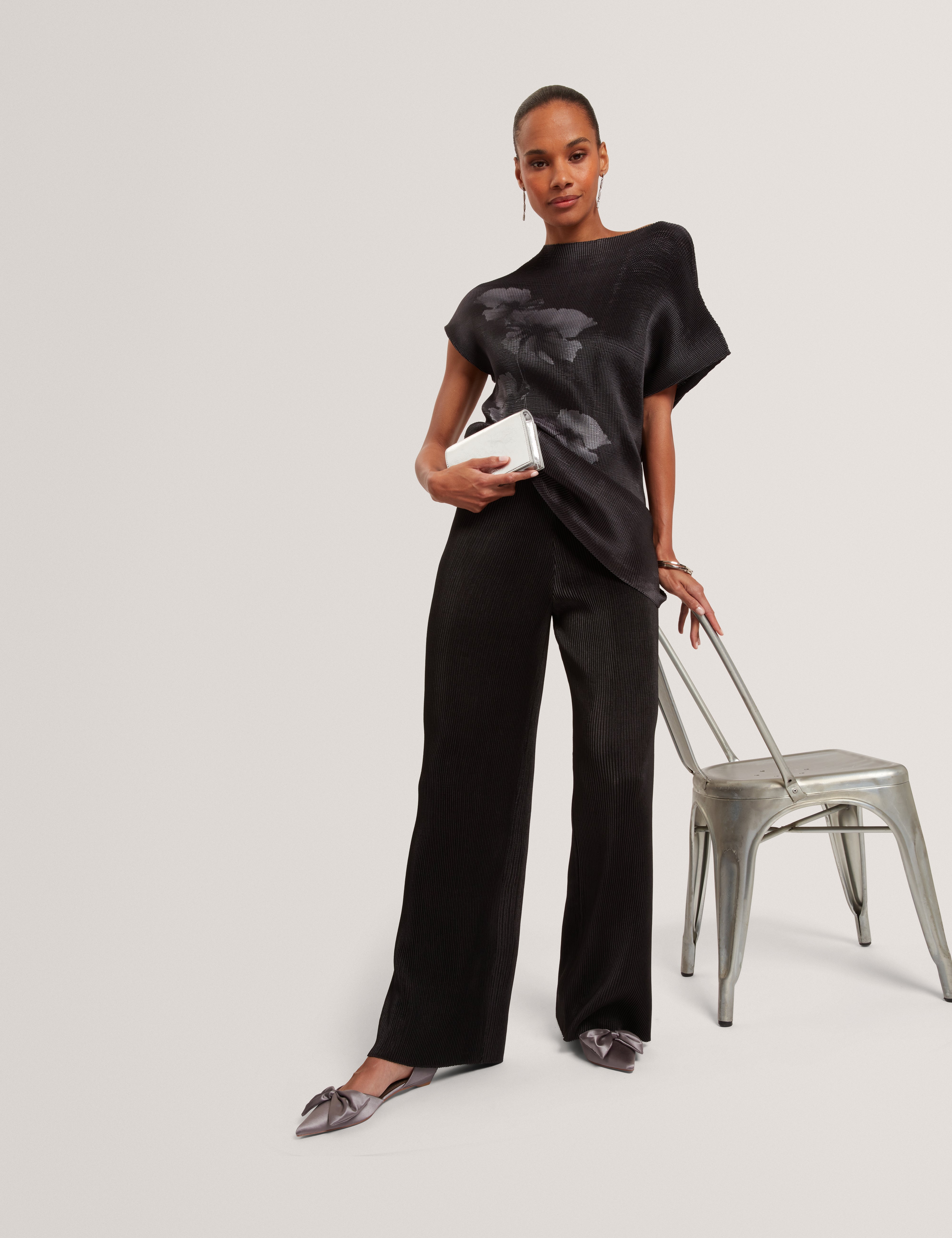 ناريلا بنطلون أسود بقصة ساق واسعة