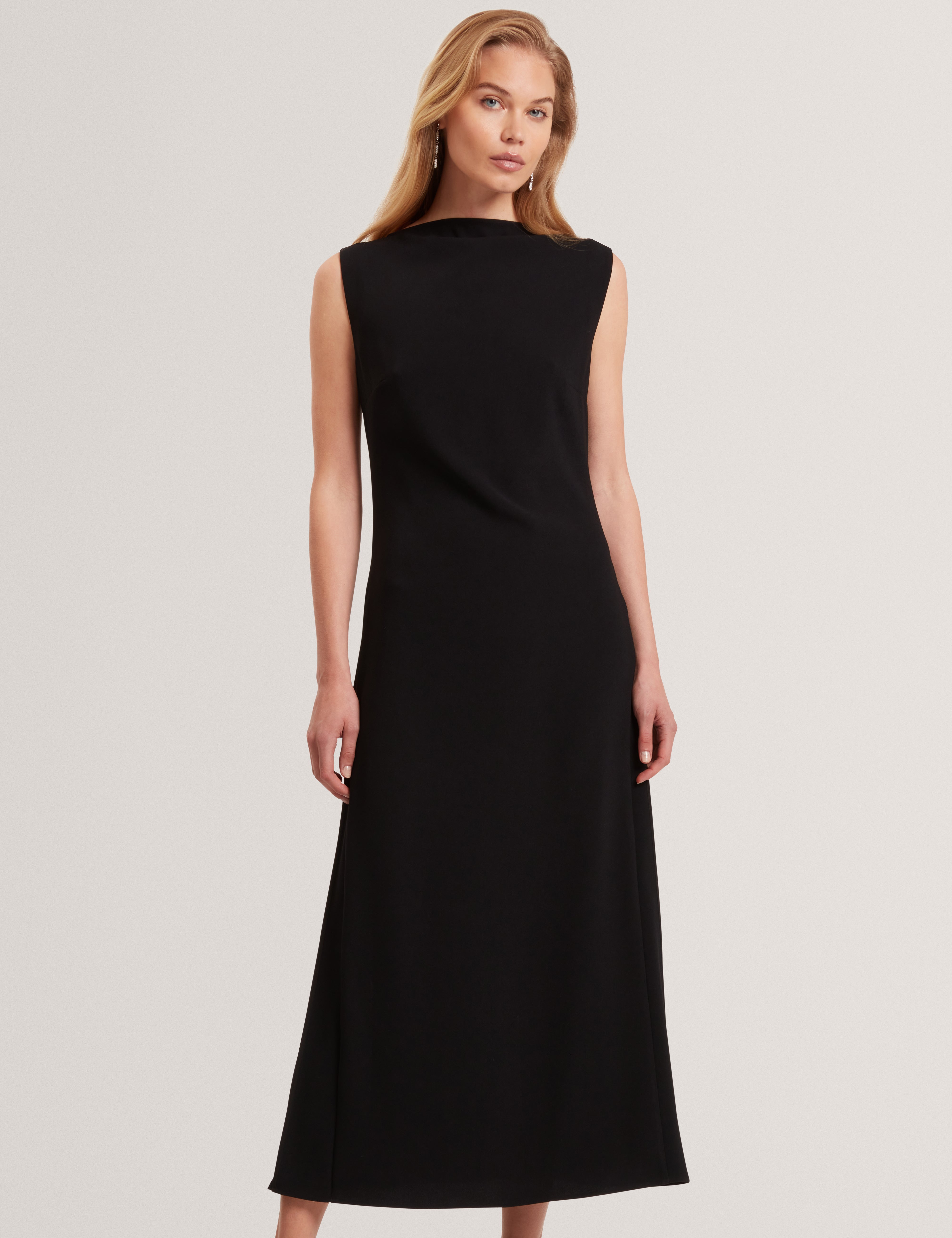 فستان داهرسي ميدي بدون أكمام مع تفاصيل مطوية باللون الأسود