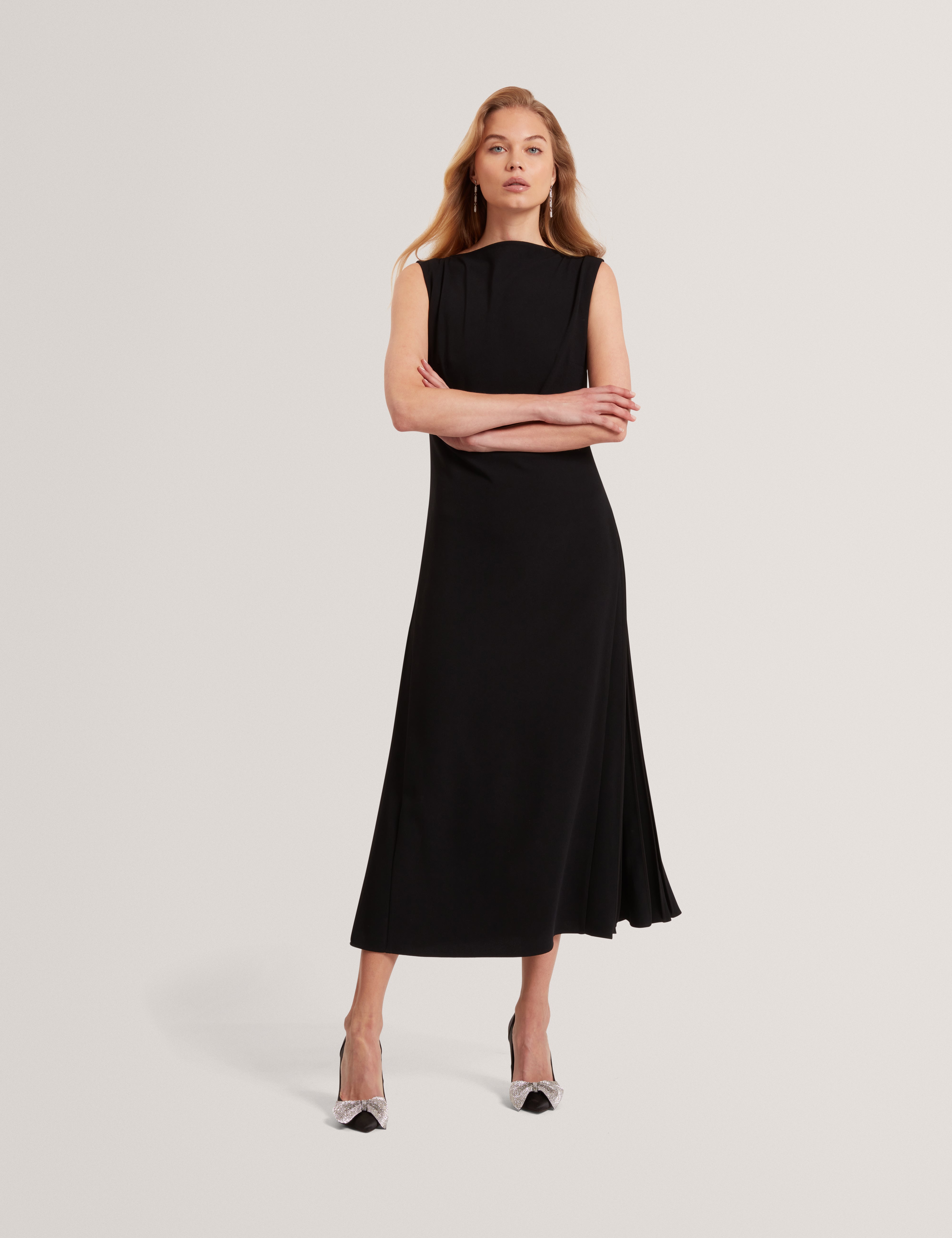 فستان داهرسي ميدي بدون أكمام مع تفاصيل مطوية باللون الأسود