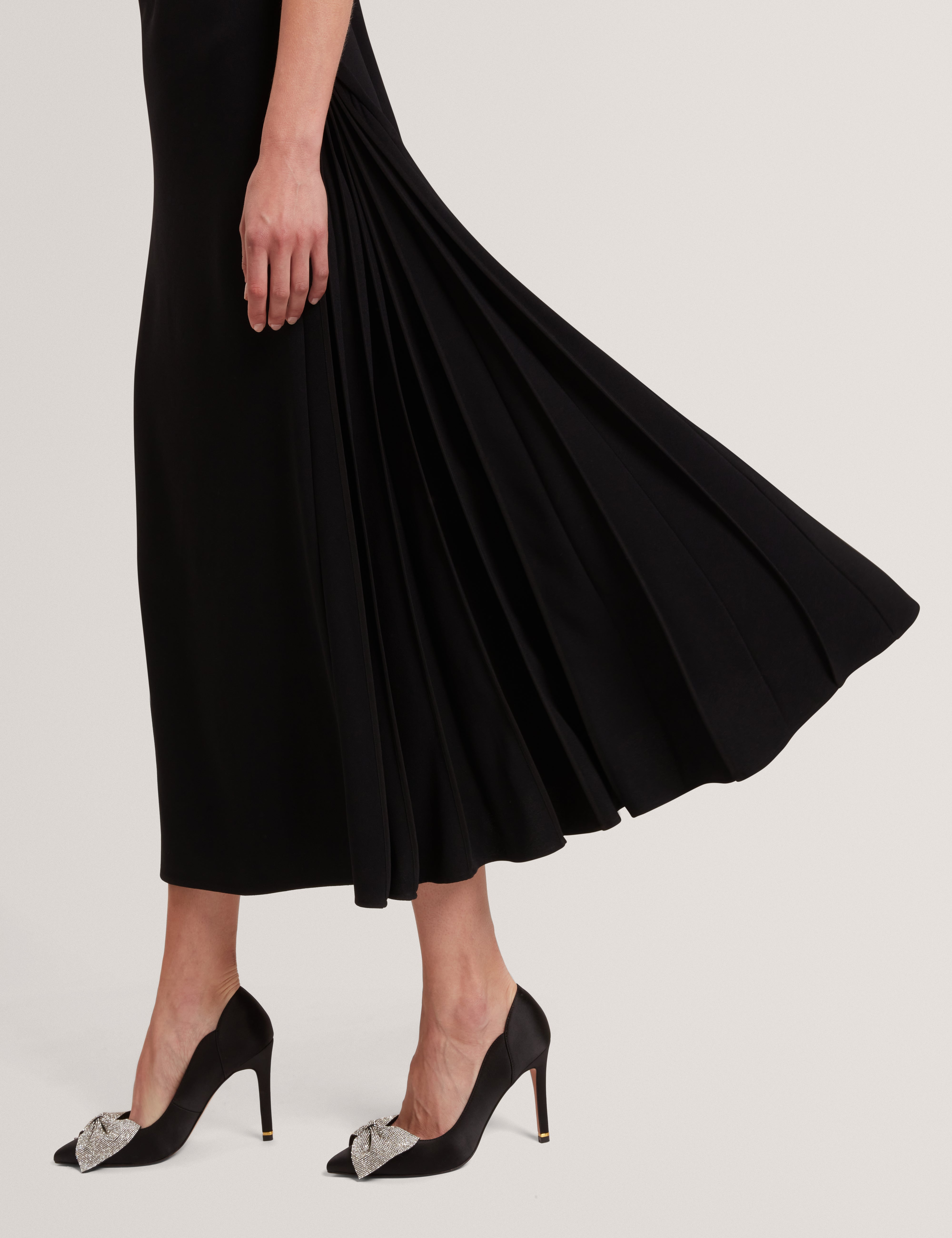 فستان داهرسي ميدي بدون أكمام مع تفاصيل مطوية باللون الأسود