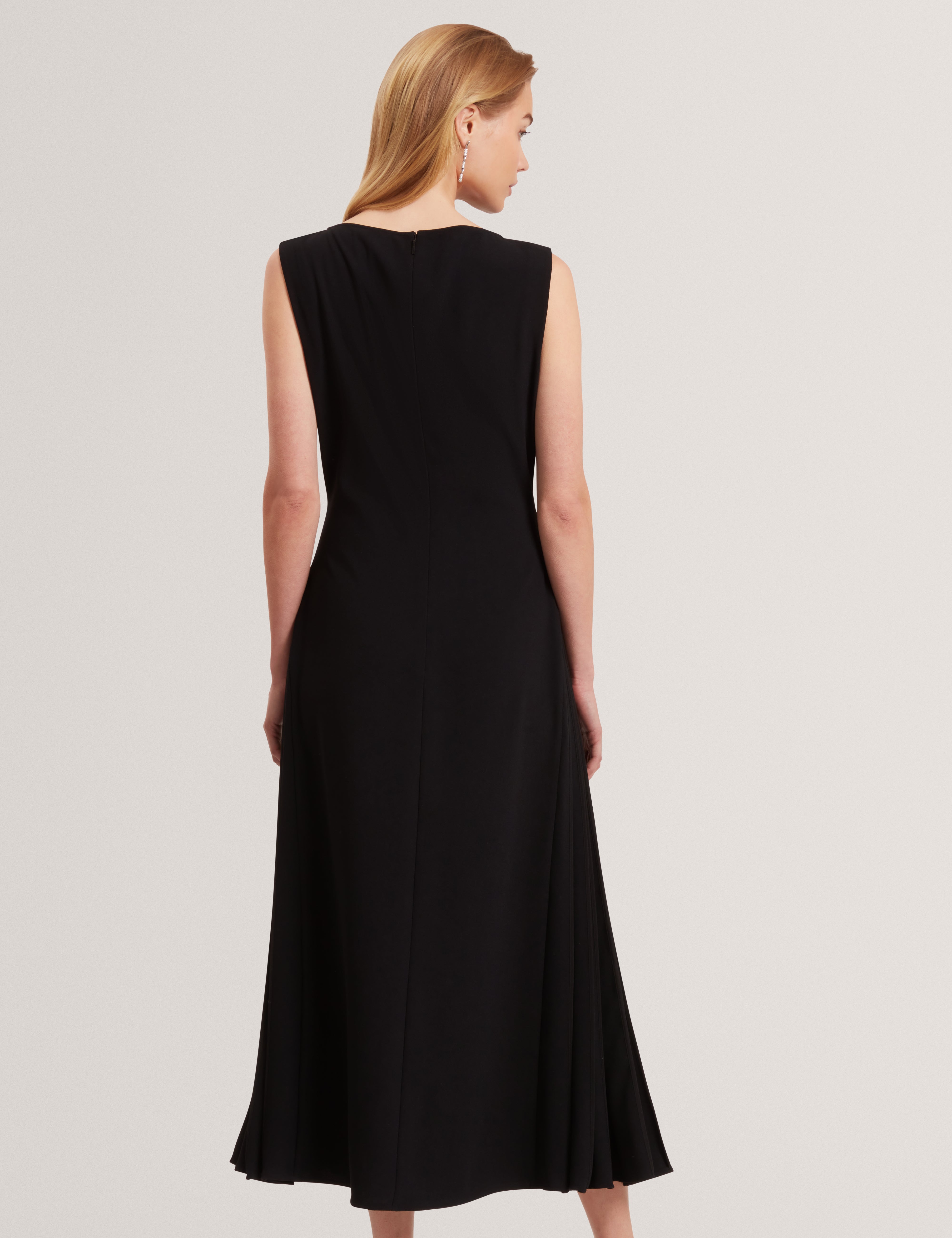 فستان داهرسي ميدي بدون أكمام مع تفاصيل مطوية باللون الأسود