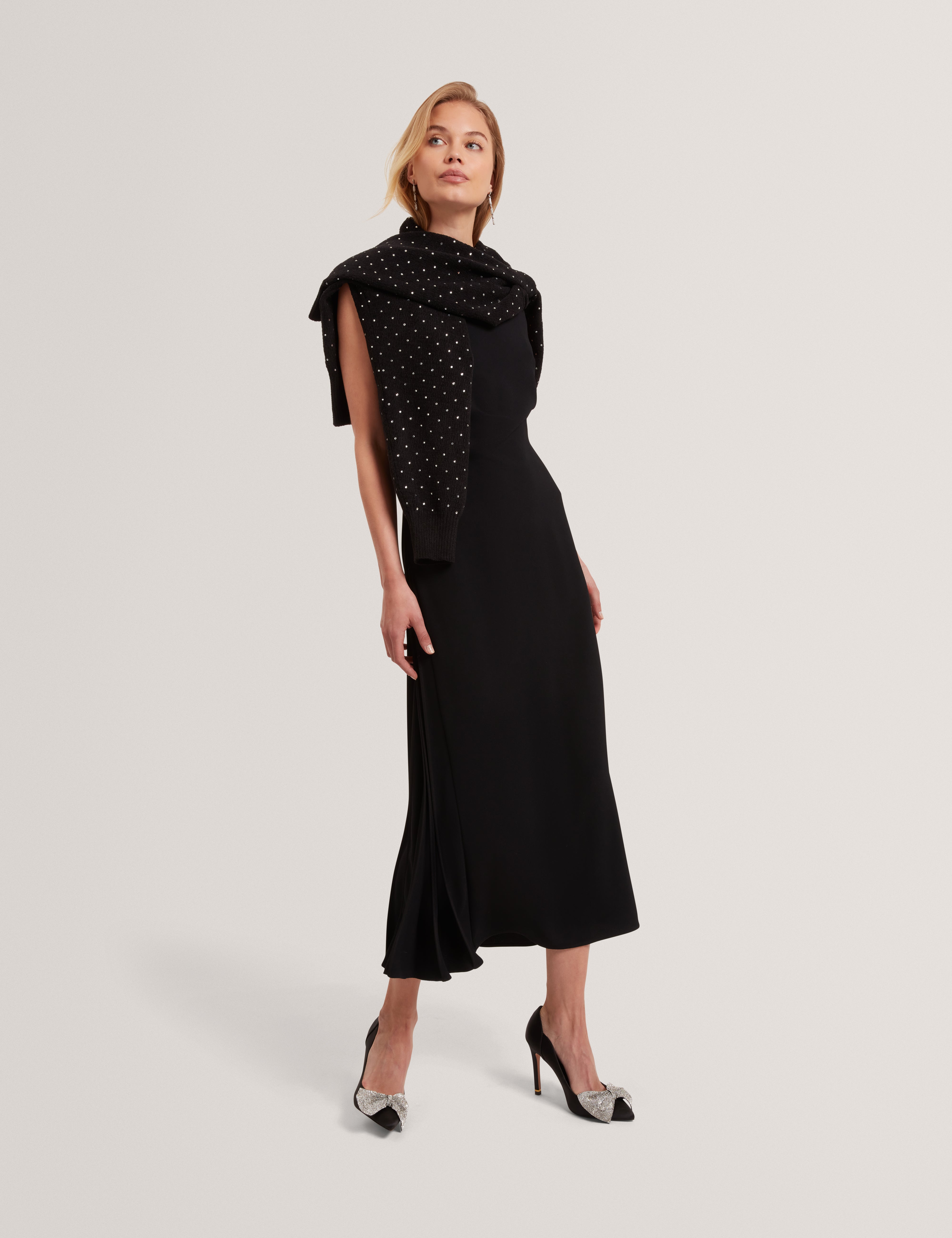 فستان داهرسي ميدي بدون أكمام مع تفاصيل مطوية باللون الأسود