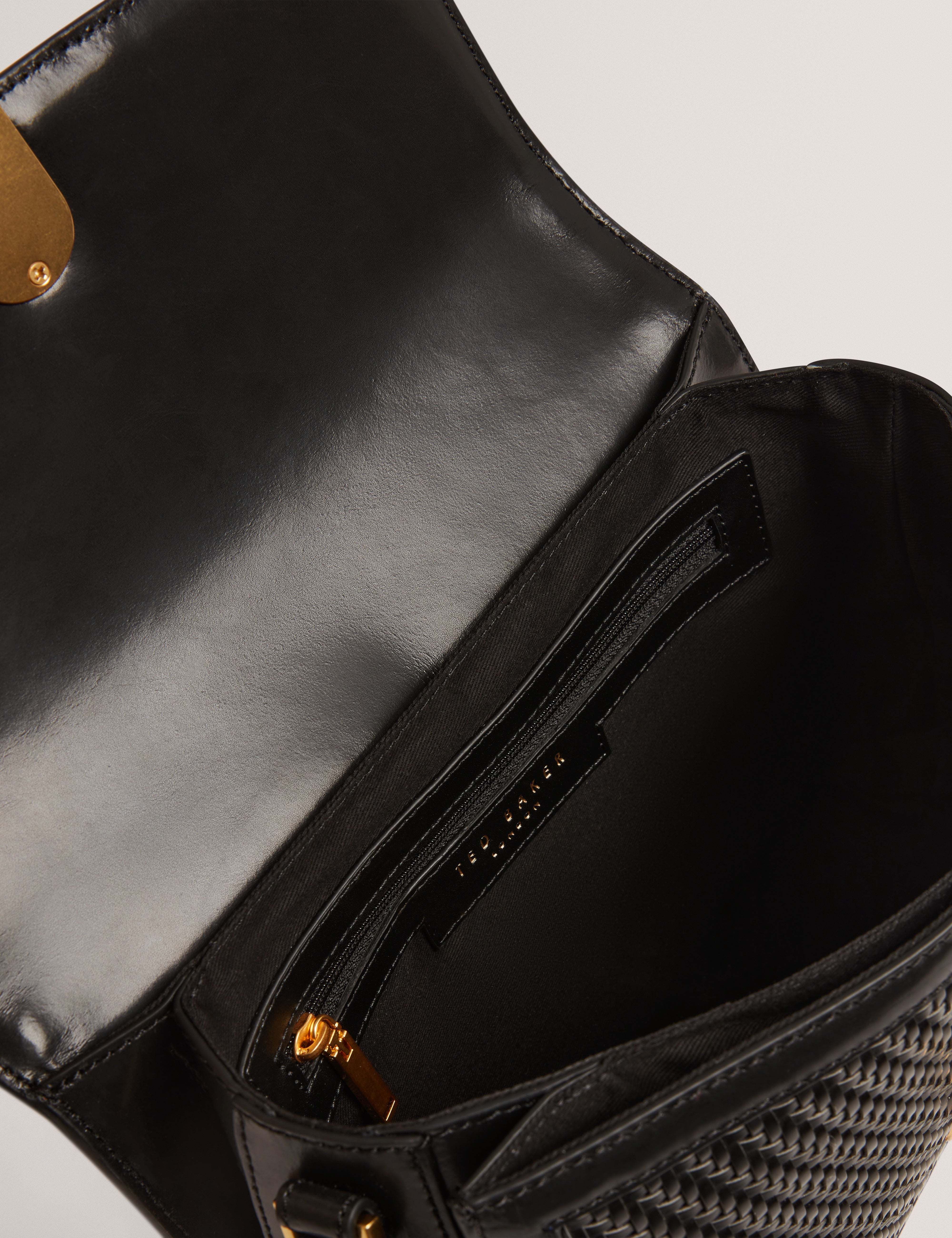 وارنر حقيبة سوداء بنمط منسوج مع قفل