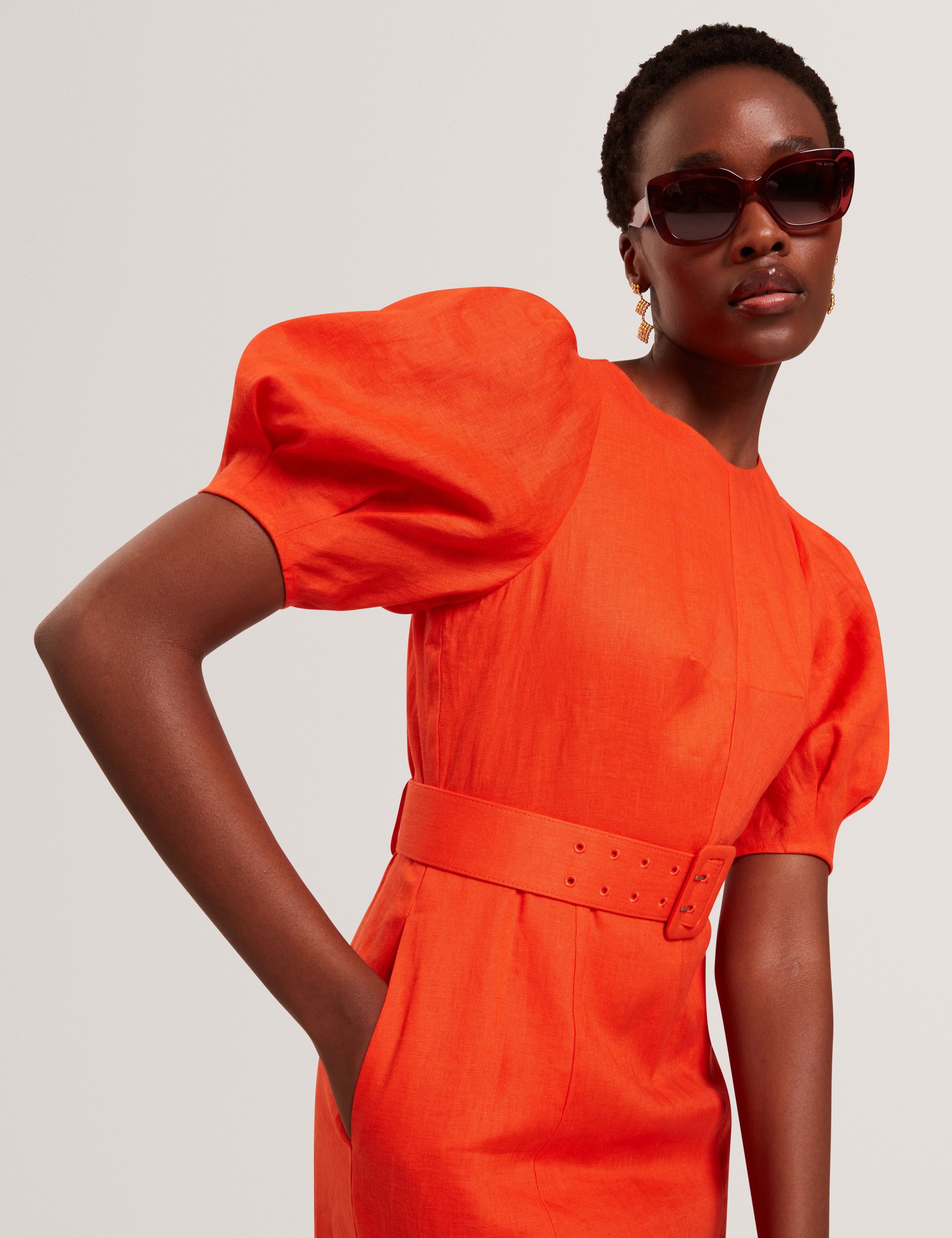 فستان رومبي متوسط ​​الطول بأكمام منتفخة وحزام، برتقالي