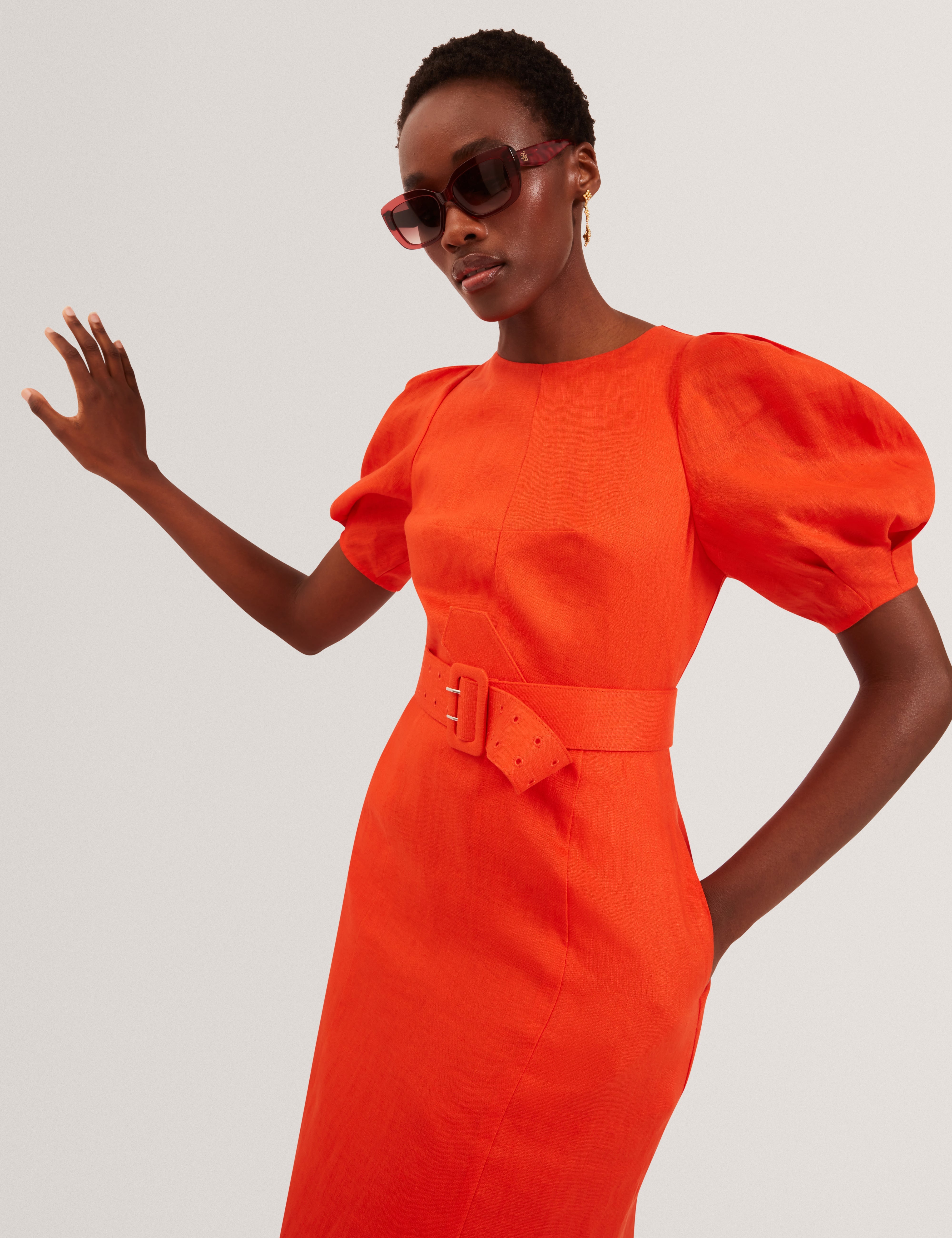 فستان رومبي متوسط ​​الطول بأكمام منتفخة وحزام، برتقالي