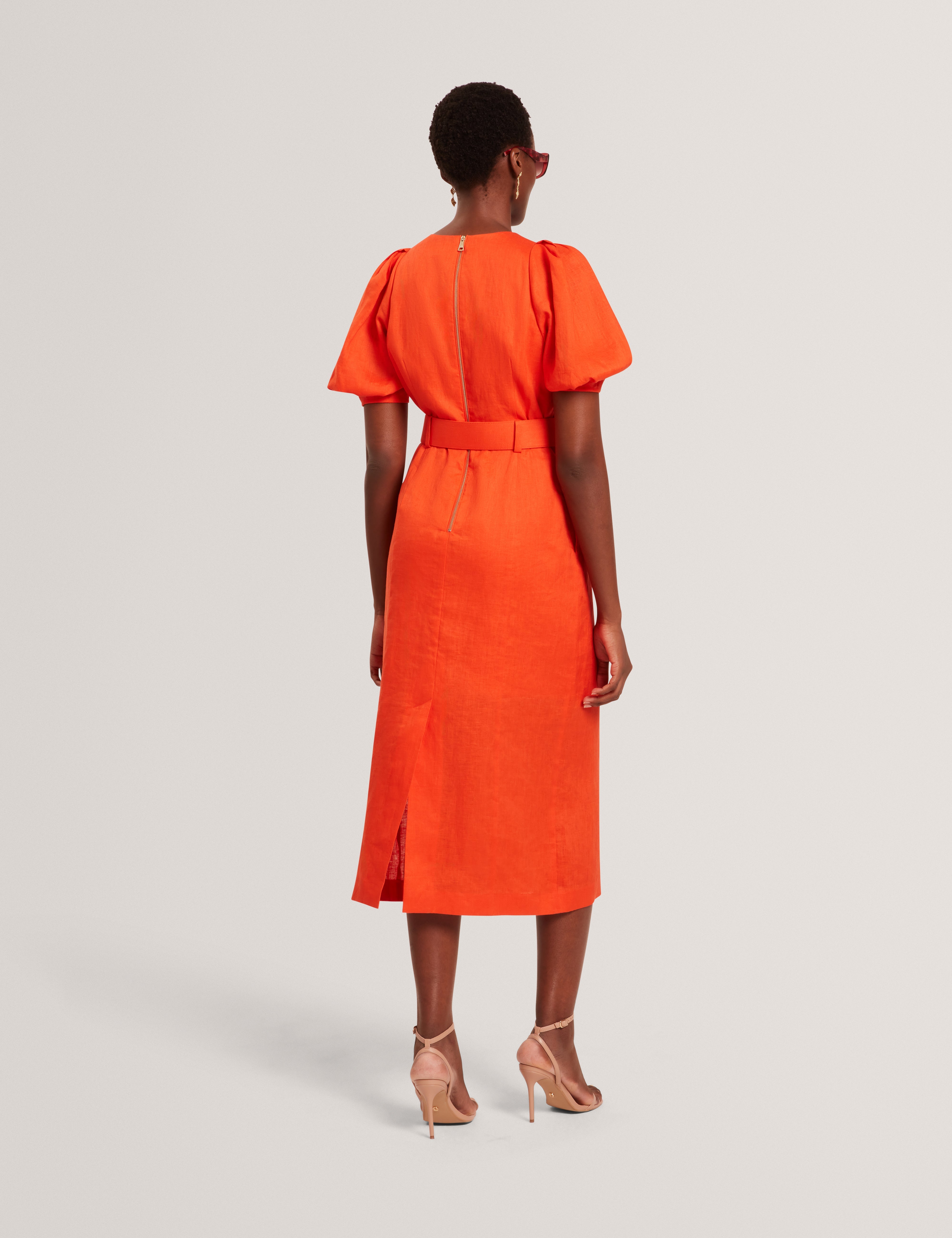 فستان رومبي متوسط ​​الطول بأكمام منتفخة وحزام، برتقالي