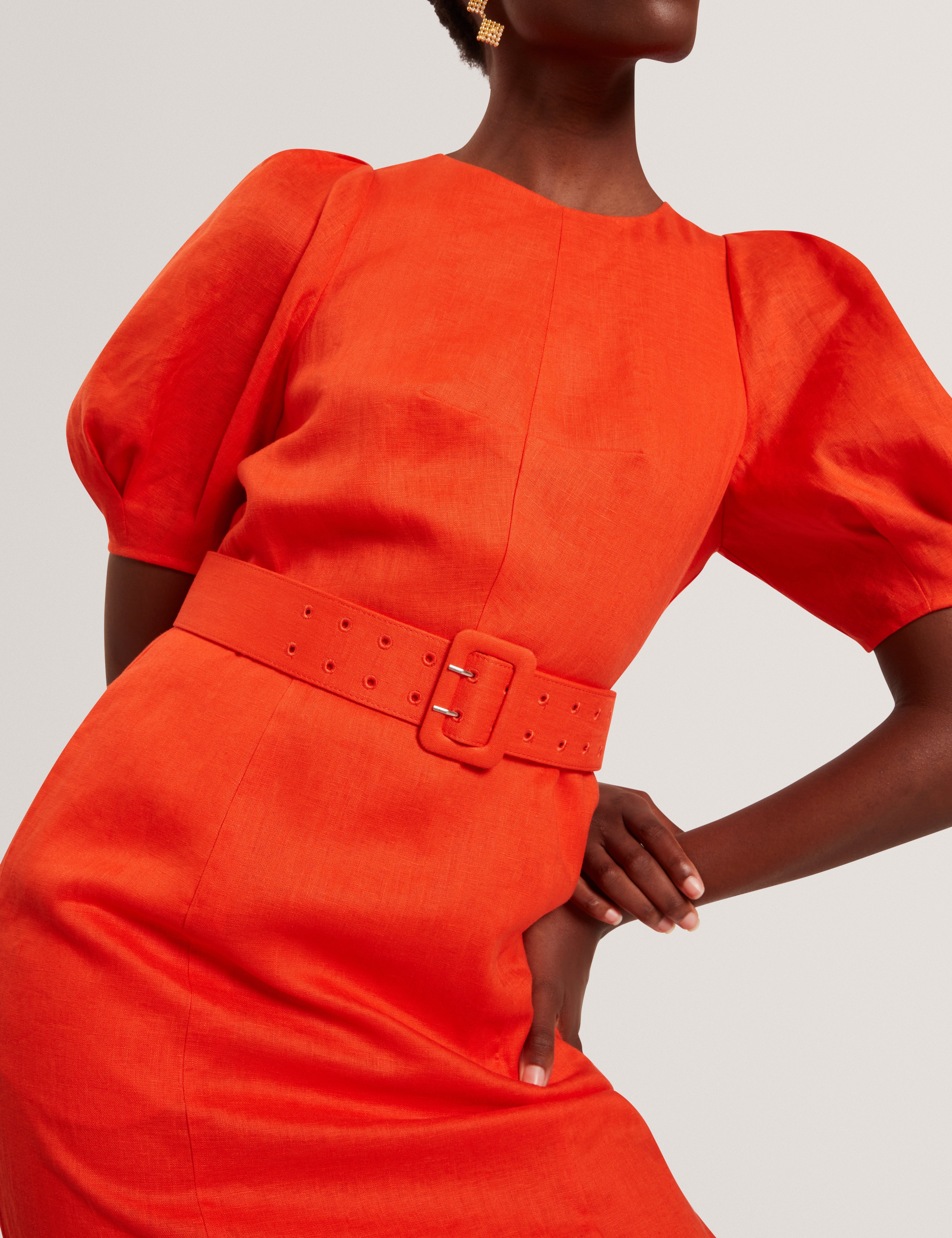 فستان رومبي متوسط ​​الطول بأكمام منتفخة وحزام، برتقالي