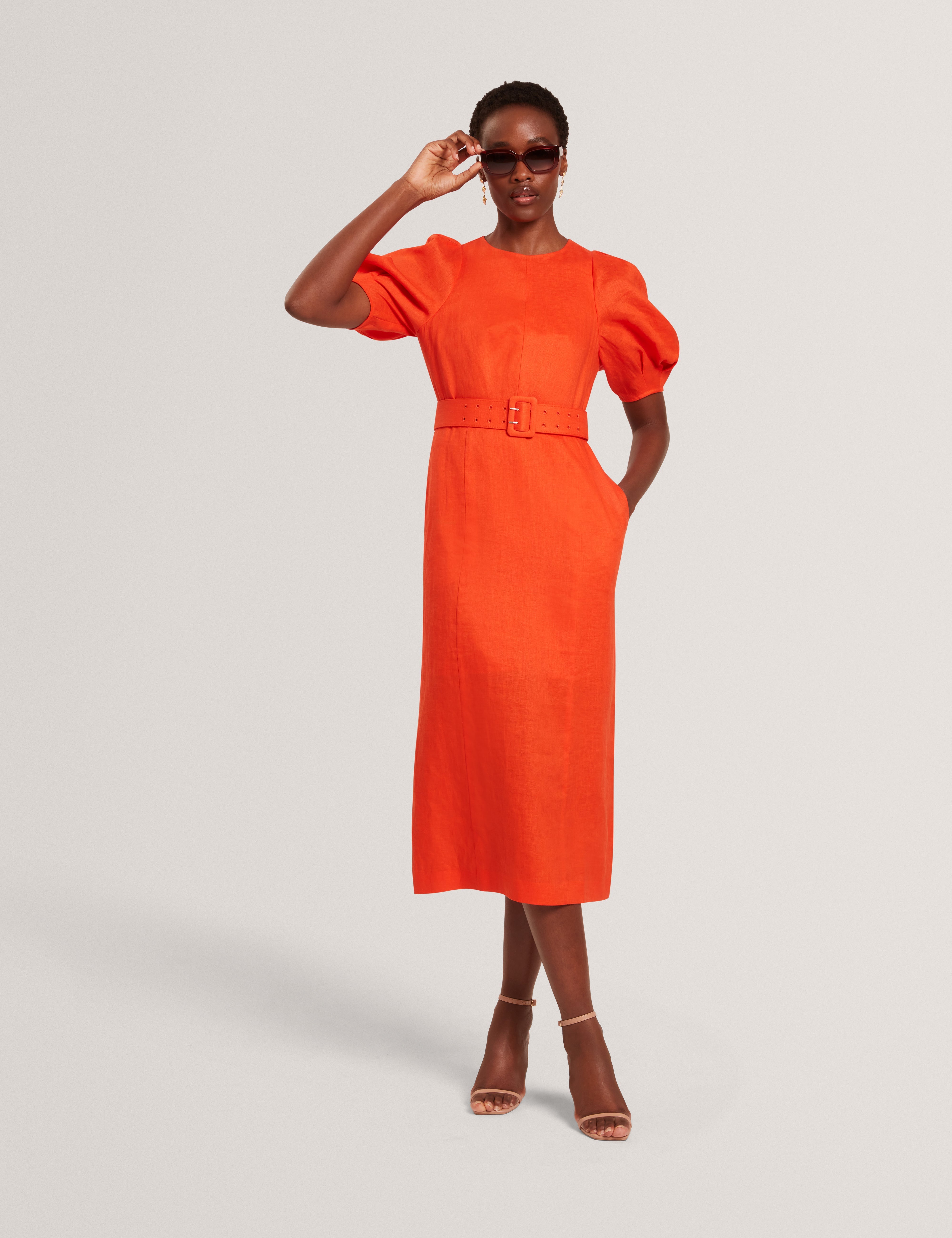 فستان رومبي متوسط ​​الطول بأكمام منتفخة وحزام، برتقالي