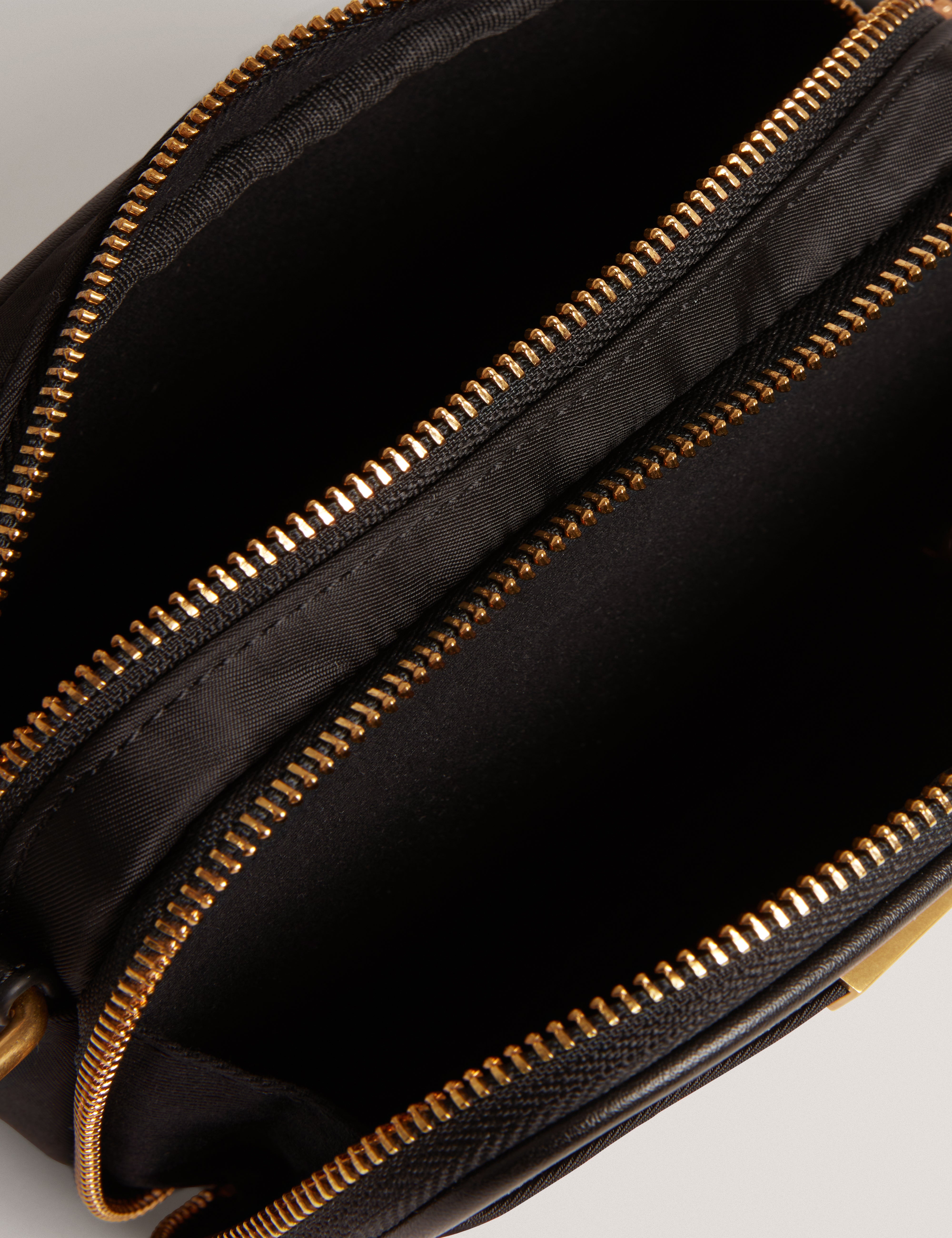 نيكيلا حقيبة كروس بودي صغيرة باللون الأسود