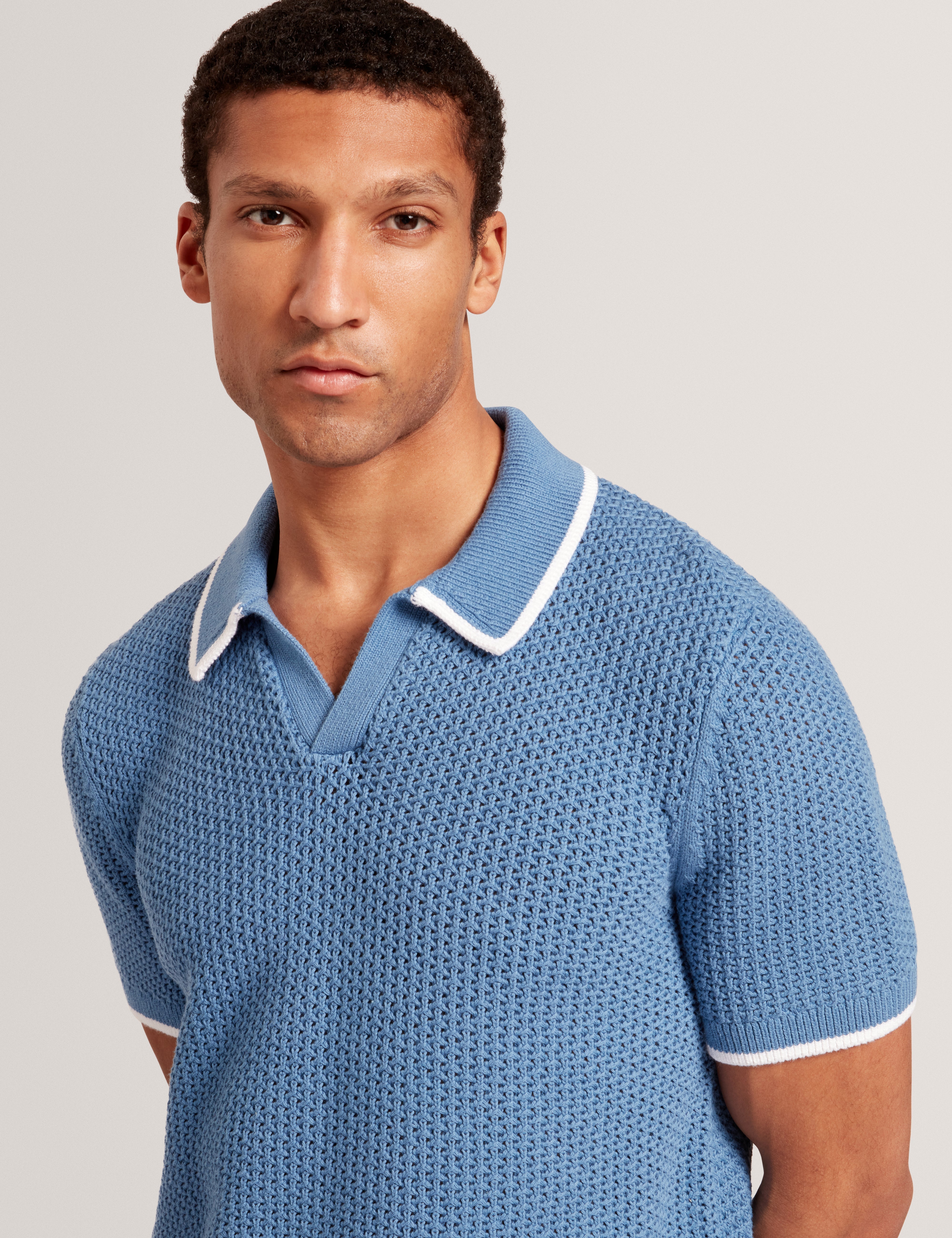 قميص بولو ساشير بأكمام قصيرة ورقبة مفتوحة وخياطة وافل - أزرق فاتح