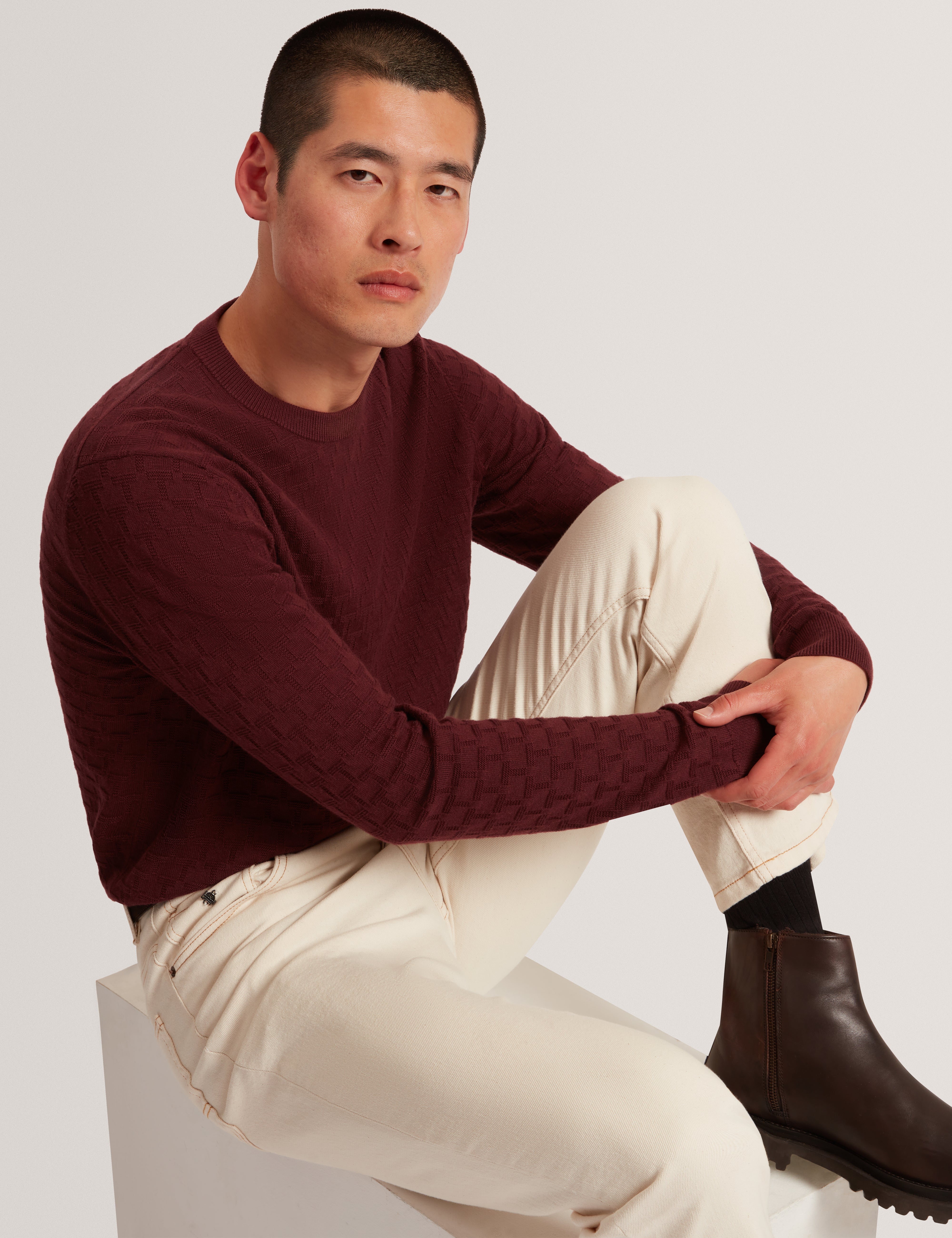 سينسي سترة بياقة دائرية لون أحمر داكن