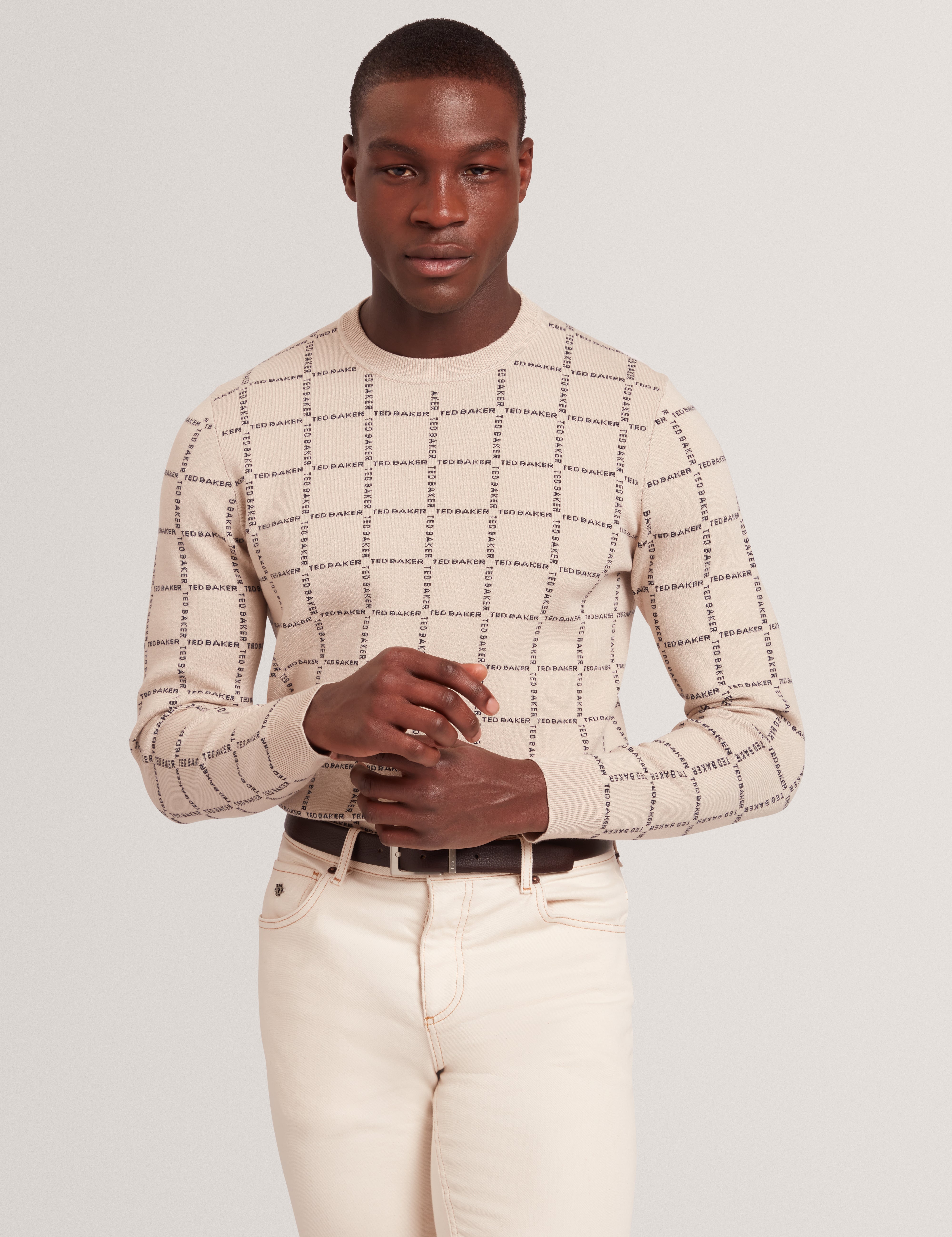 قميص هايساند بأكمام قصيرة ورقبة دائرية ونقشة مربعات باللون البني