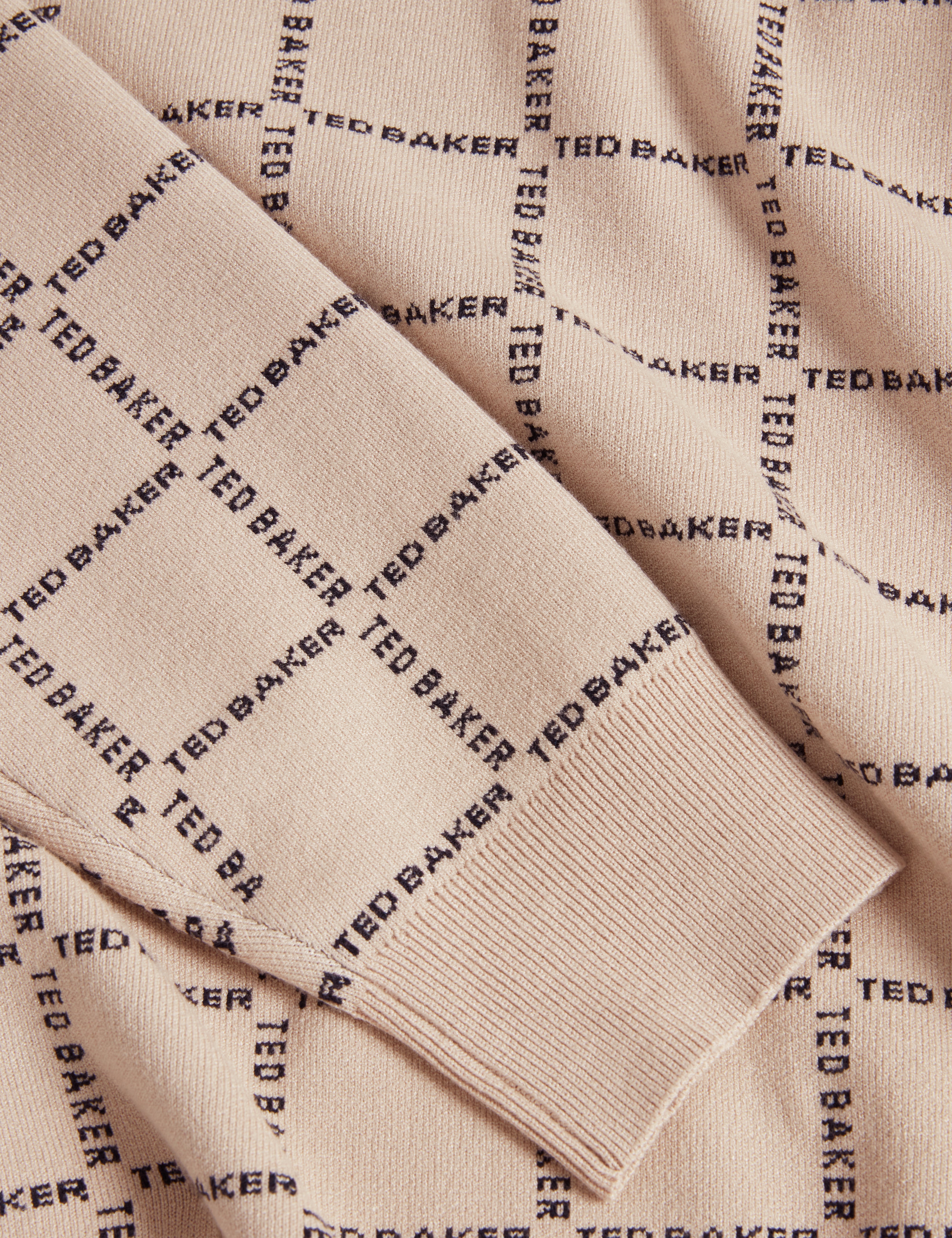 قميص هايساند بأكمام قصيرة ورقبة دائرية ونقشة مربعات باللون البني