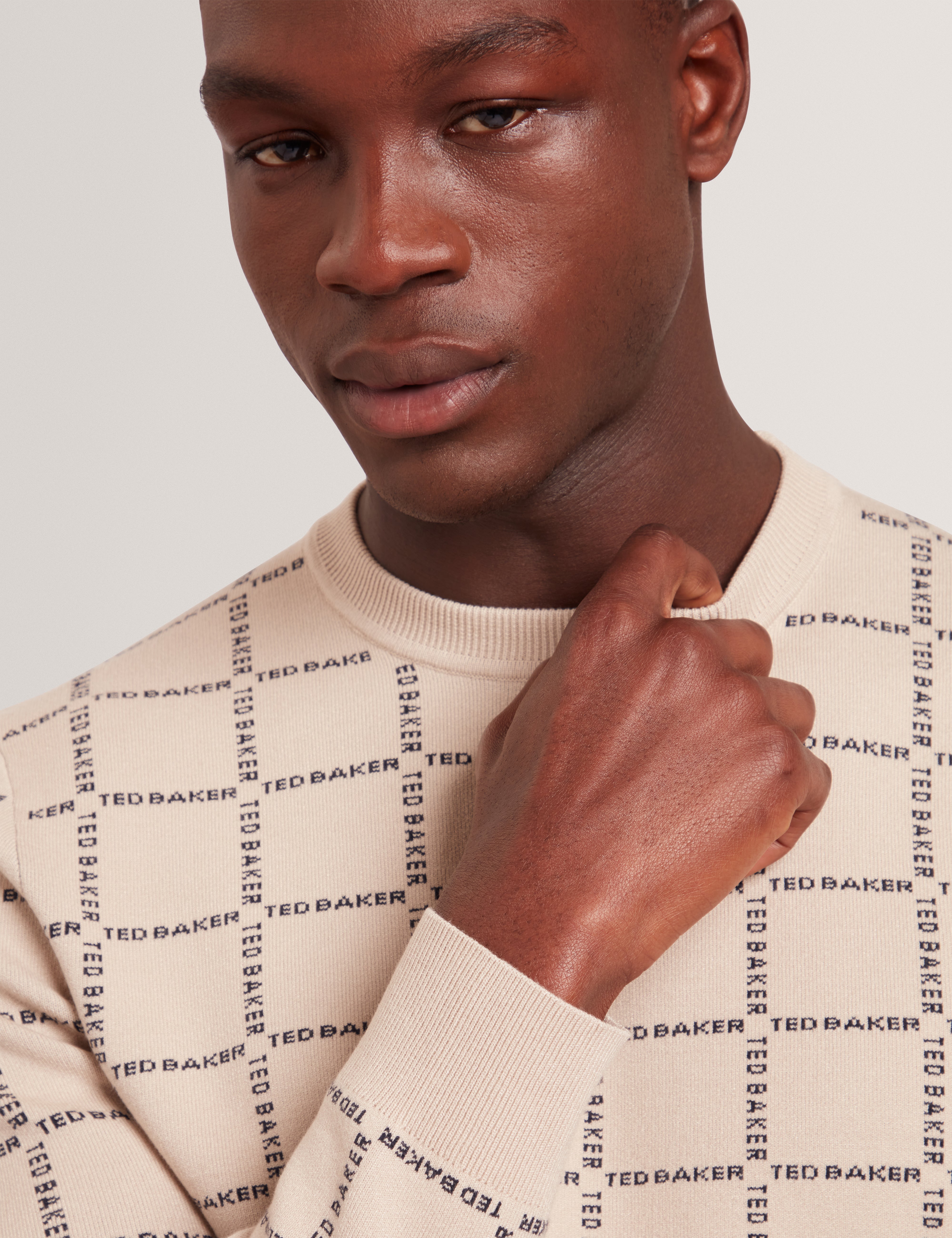 قميص هايساند بأكمام قصيرة ورقبة دائرية ونقشة مربعات باللون البني