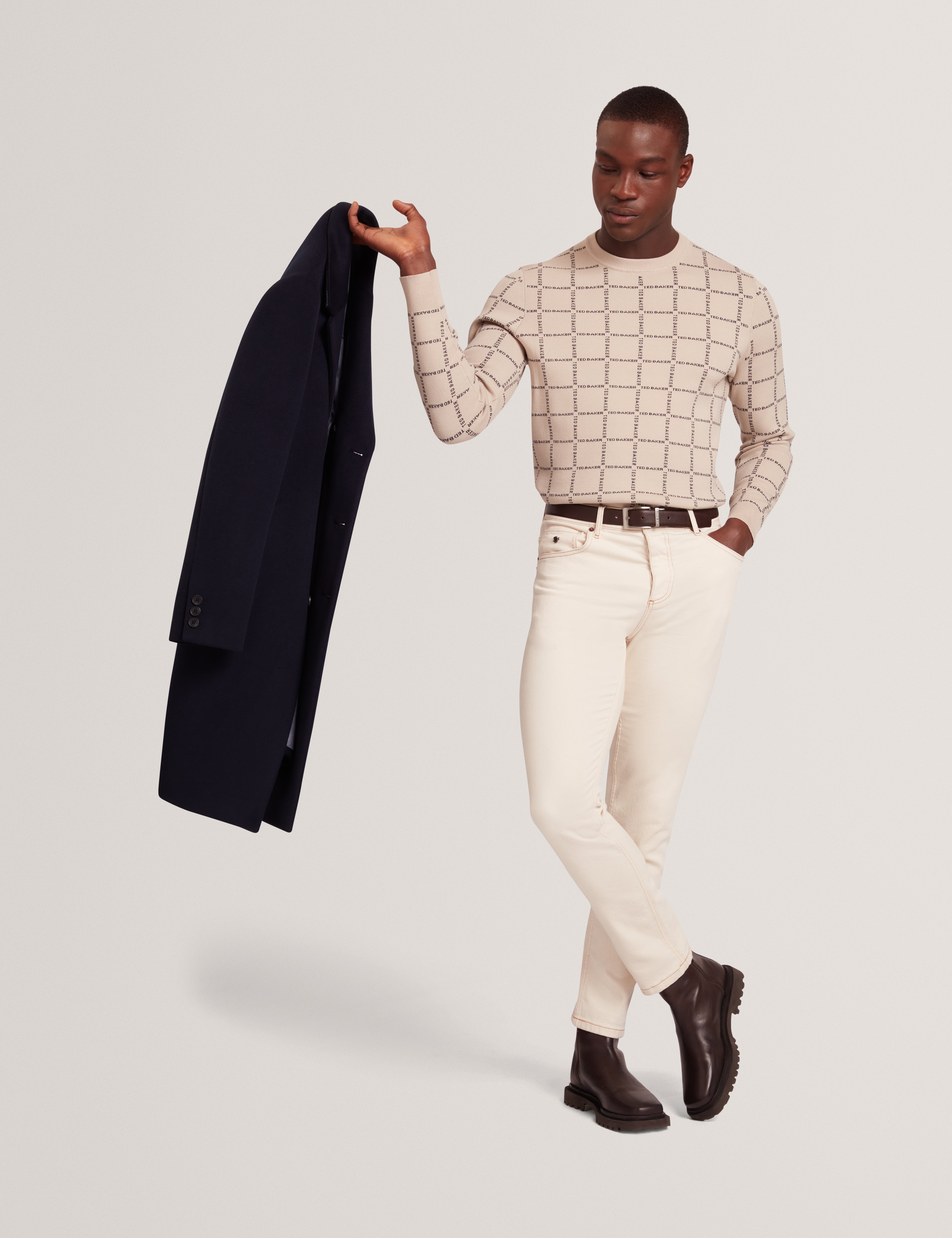 قميص هايساند بأكمام قصيرة ورقبة دائرية ونقشة مربعات باللون البني