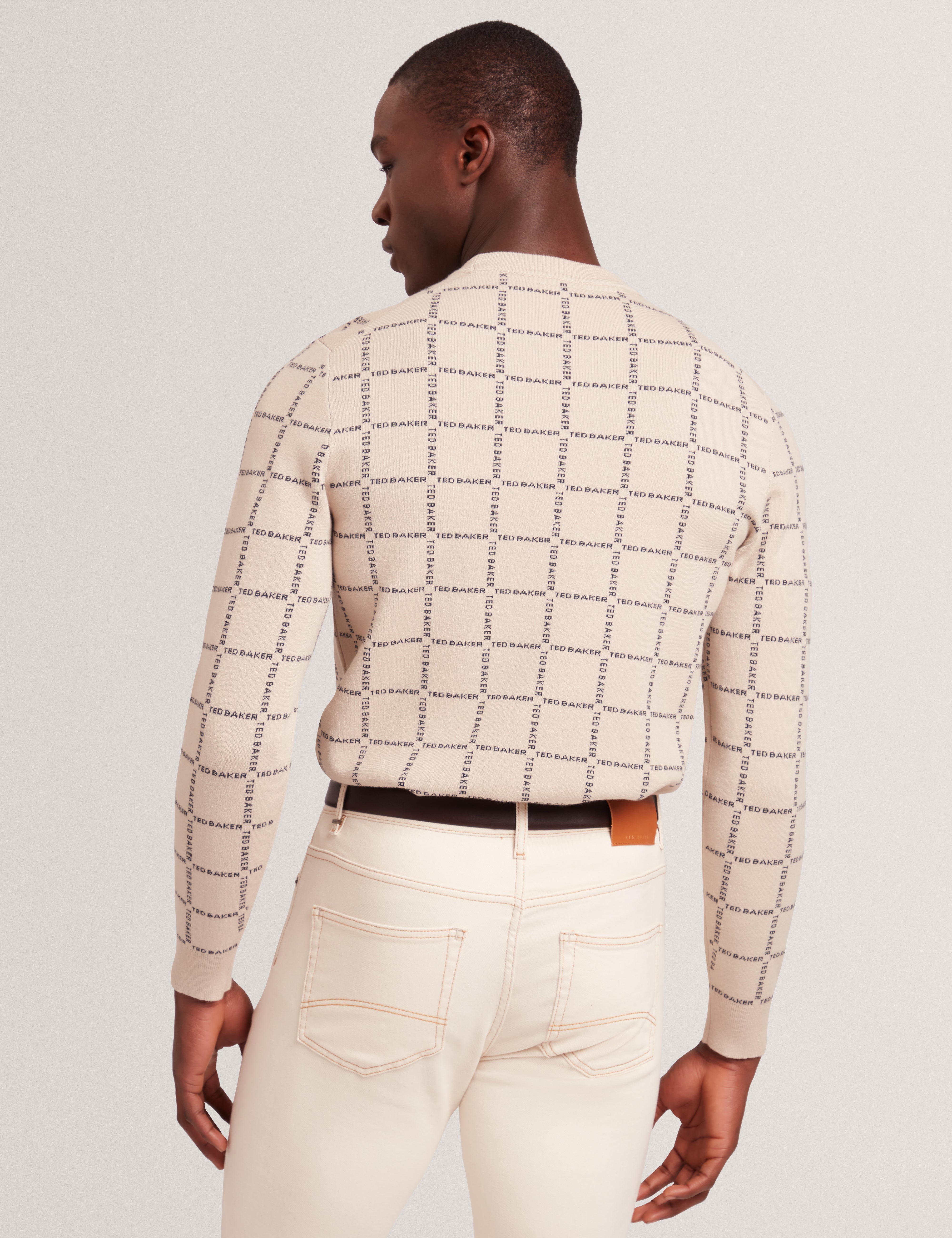 قميص هايساند بأكمام قصيرة ورقبة دائرية ونقشة مربعات باللون البني