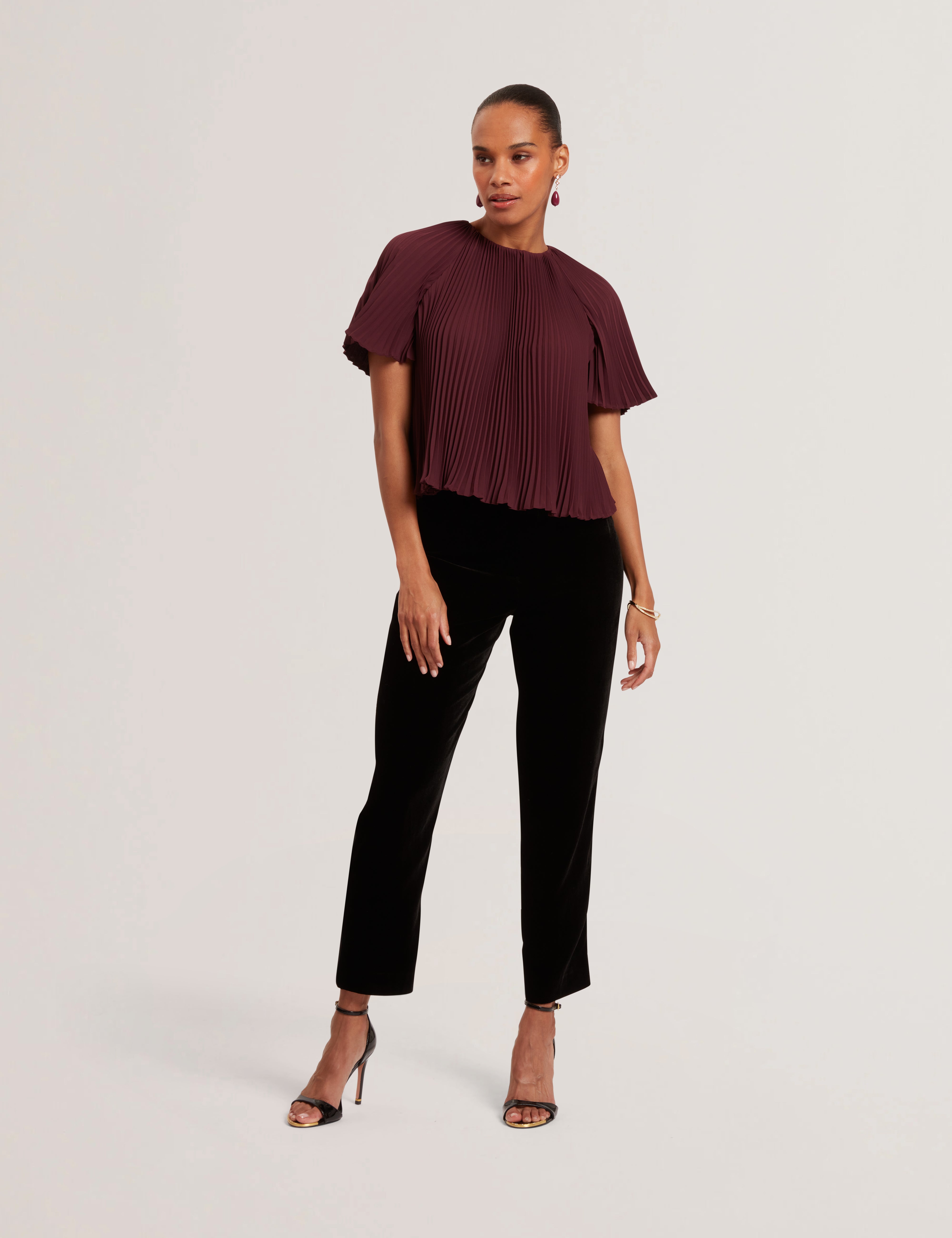 أغارا كنزة بثنيات وأكمام قصيرة لون أحمر داكن