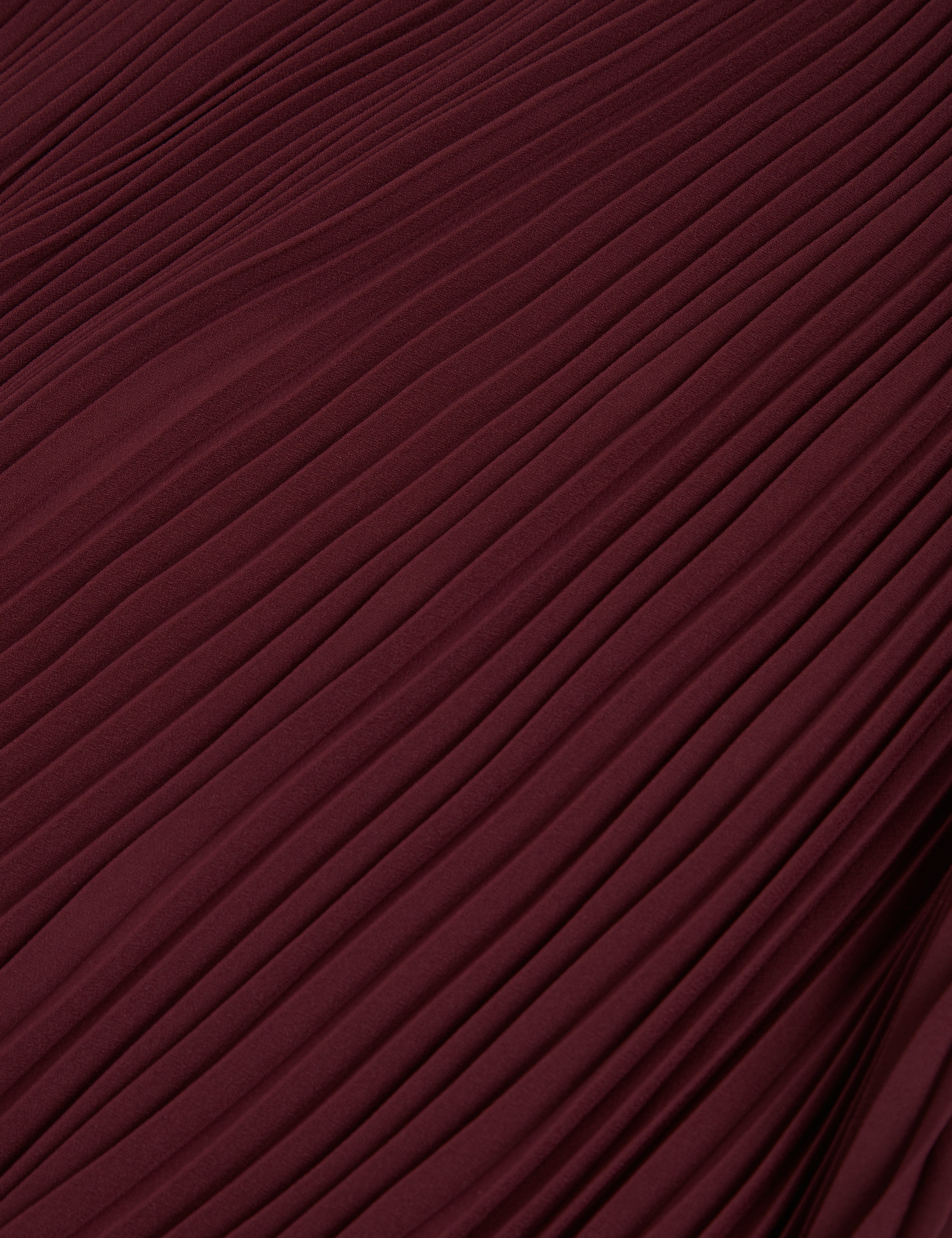 أغارا كنزة بثنيات وأكمام قصيرة لون أحمر داكن