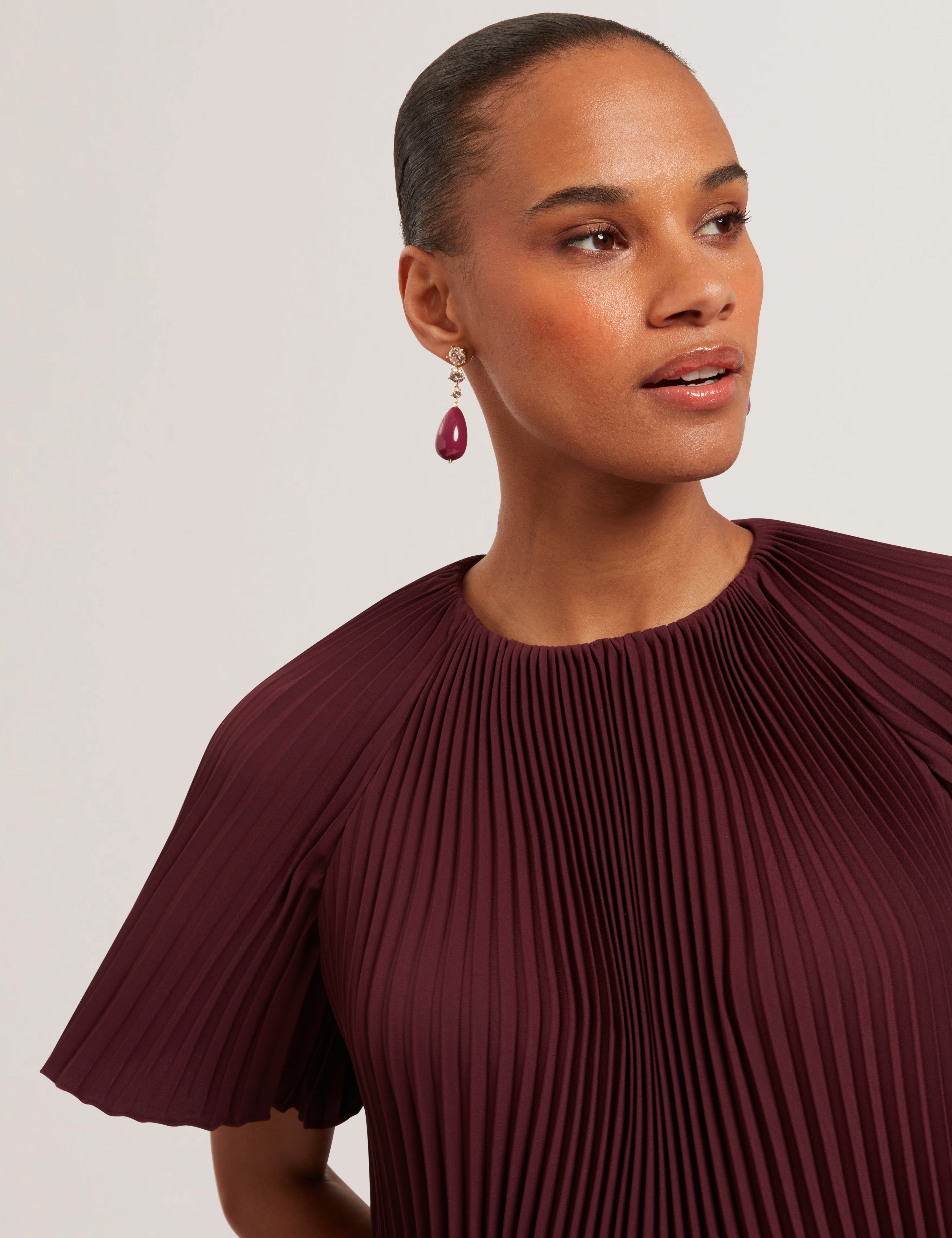 أغارا كنزة بثنيات وأكمام قصيرة لون أحمر داكن