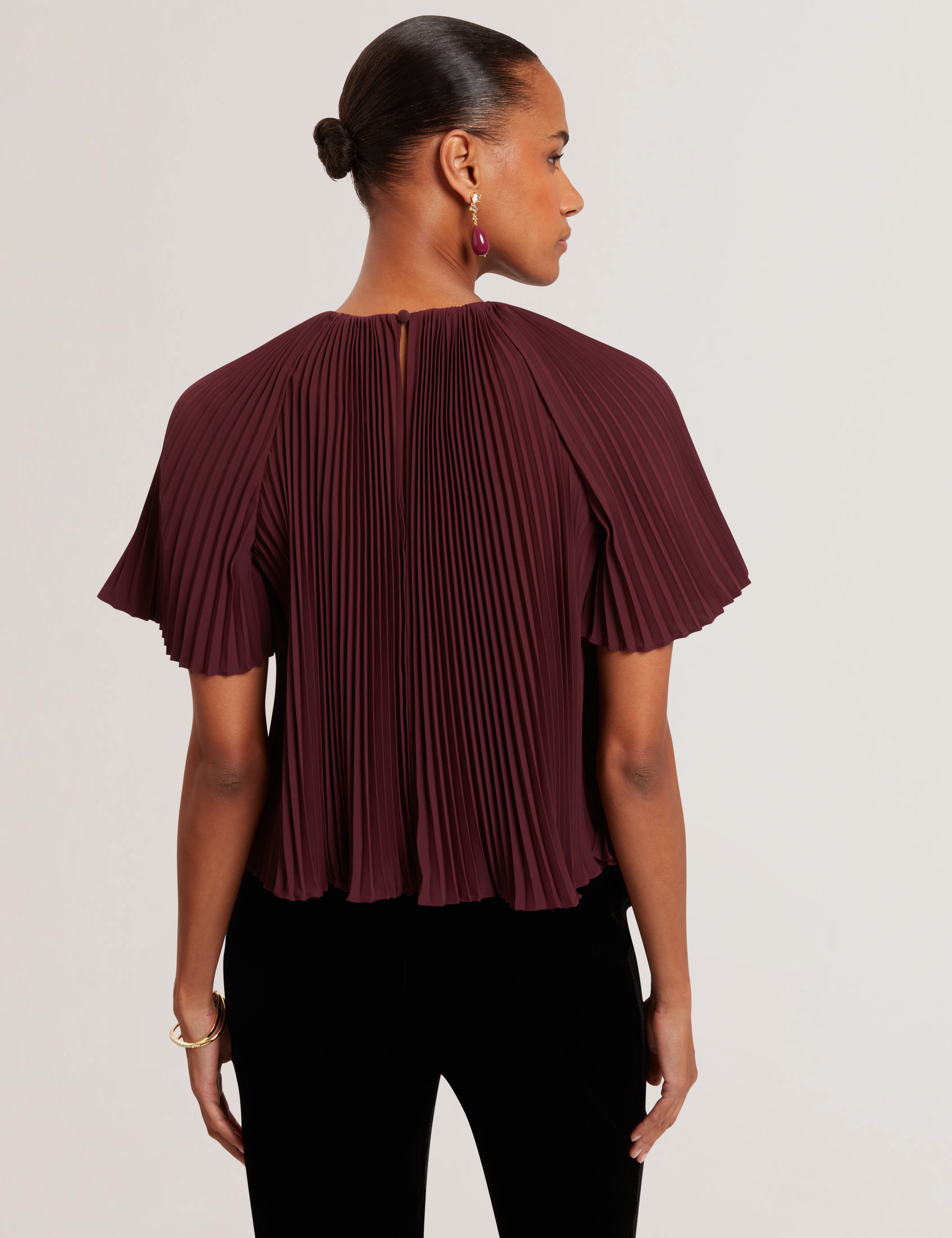 أغارا كنزة بثنيات وأكمام قصيرة لون أحمر داكن