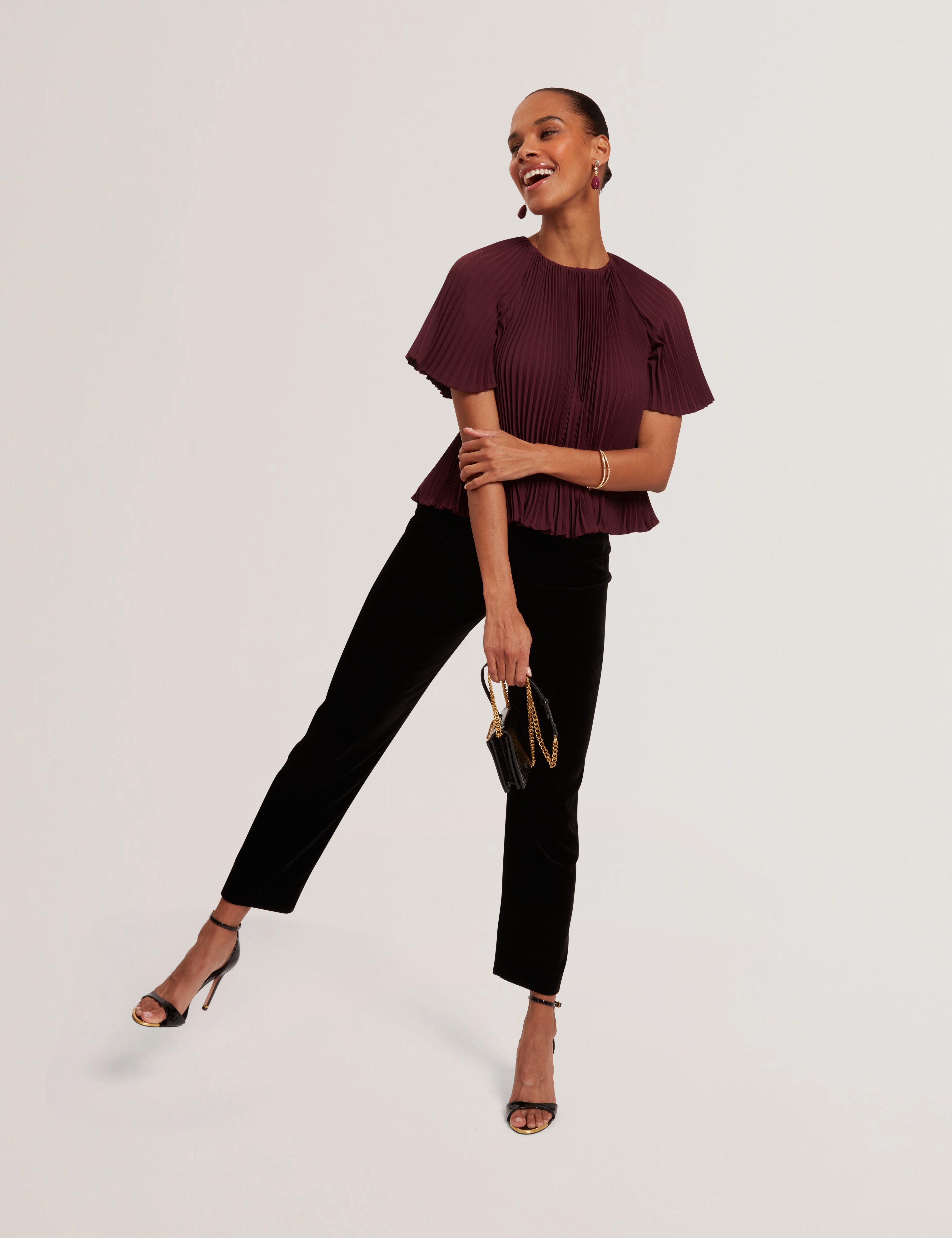 أغارا كنزة بثنيات وأكمام قصيرة لون أحمر داكن