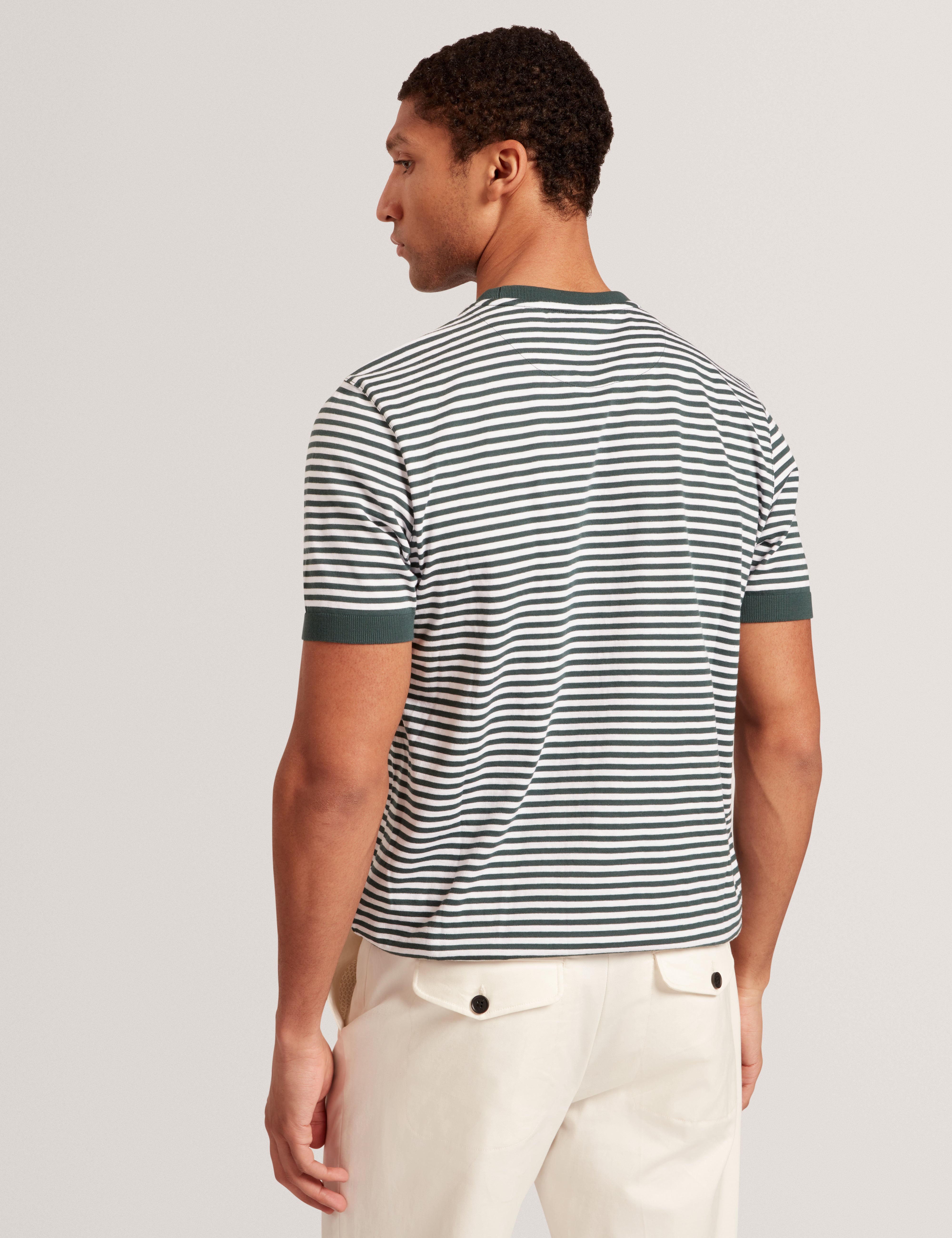 تي شيرت أورمي مخطط بأكمام قصيرة باللون الأخضر الداكن